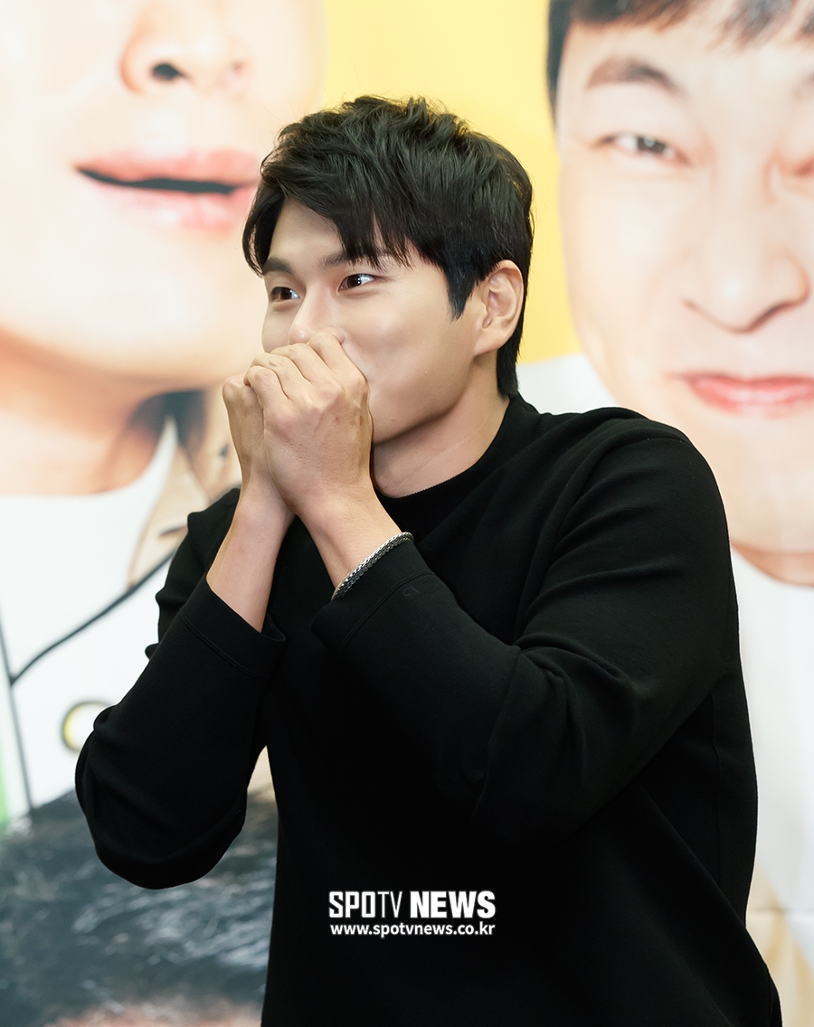 Broadcaster Lee Soo-geun launches The Player who reveals confidenceHere, the production team sends a love call to Park Seo-joon, the actor of the movie Lion, who is about to be released recently, and Ryu Joon-yeol of Bongo-dong Battle.Lee Soo-geun, Kim Dong-Hyun, Emperor, Lee Yong-jin, Lee Jin-ho, Lee Yi-kyung, Jung hyuk, Shim Woo-kyung PD, Nam Kyung-mo PD, XtvN new entertainment program The Player (directed by Shim Woo-kyung, Nam Kyung-mo) held at Stanford Hotel Sangam-dong, Mapo-gu, Seoul on the 9th (Mo) I attended the production presentation.The Player is a program that must survive the Flock by solving certain missions in places and situations that change every week.Lee Soo-geun, Kim Dong-Hyun, Emperor, Lee Yong-jin, Lee Jin-ho, Lee Yi-kyung, and Jung hyuk become The Players who play roles in reference to laughter in unpredictable unexpected situations where laughter is controlled.If you can not escape the laugh and laugh, the penalty and the payment will be deducted by a certain amount.Sim PD said, I heard that I was betting on laughing. I actually tried it and it was fun.So I planned, he said. It is a variety that draws the players who are in a situation where they should not laugh. It is a difficult time, but I think I can achieve it, said Nam PD, who said, It is a program that can laugh and laugh.The members laughing points are different, he added.Sim PD asked, Park Seo-joon, An Sung-ki, Udohwan, and Yoo Hae-jin and Ryu Joon-yeol of Bongo-dong Battle of Lion should also come as guests.Asked if he felt pressure as the leader of The Player, Lee Soo-geun said, There is not one thing, there is not too much inconvenience.If there is a hard thing, there is a lot of filling each other. It is rare for comedians to become mainstream, he said. I am confident that I am laughing, but I am sorry that many viewers will not see it because it is broadcasted in a competitive time zone.We can create a natural smile, not a planned one. We talked with our colleagues about Lets not leave our regrets.Lee Soo-geun said, I am confident that someone is funny, but it is hard to endure. Jang Dong-min, who is not here now, is the most funny.It is funny to see the face, he said, referring to guest Jang Dong-min. The reaction of other performers is so good. It is a job and a habit to give a smile to someone. It is the first time as a comedian to endure laughter.I dare to say that there is a program that can laugh comfortably, he repeatedly expressed confidence.Lee Yi-kyung also revealed her affection for The Player several times.I recently got a few offers of entertainment after my work, and I chose The Player because it seemed so fun and enjoyable; I have no regrets, he said.If you look at the shooting so far, it is better than the good works I have appeared.Lee Yi-kyung said, As an actor, I feel burdened by any work and character.I am lucky to be able to meet such good people, he said. My brothers are doing well with their eyes and say, Lets do a little more together. Kim Dong-Hyun reveals the freshness of The Player: He usually respects comedian brother and younger brothersThey are more funny in private, he said. It is hard to tolerate laughter because it is filmed in such an atmosphere. I didnt know the real pay would be cut - I was shocked - its very terrifying, she laughed.The Player will be broadcasted at 6:15 pm on the 14th.