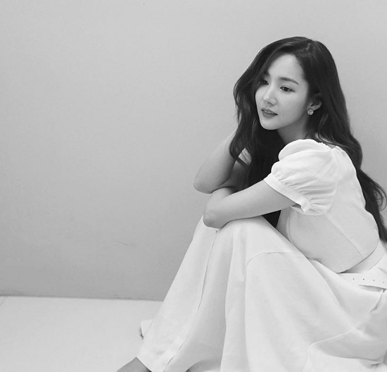 Actor Park Min-young boasted an overwhelming beauty.Park Min-young posted a picture on his instagram on the 8th with an article entitled Im doing gooood.The photo shows Park Min-young, who is in a white dress and is engaged in shooting.The netizens who saw this showed various reactions such as I love youuu, I am so beautiful sister ... and I am beautiful.On the other hand, Park Min-young played the role of Sung Duk-mi in TVN Her Privacy which last May.Photo: Park Min-young Instagram