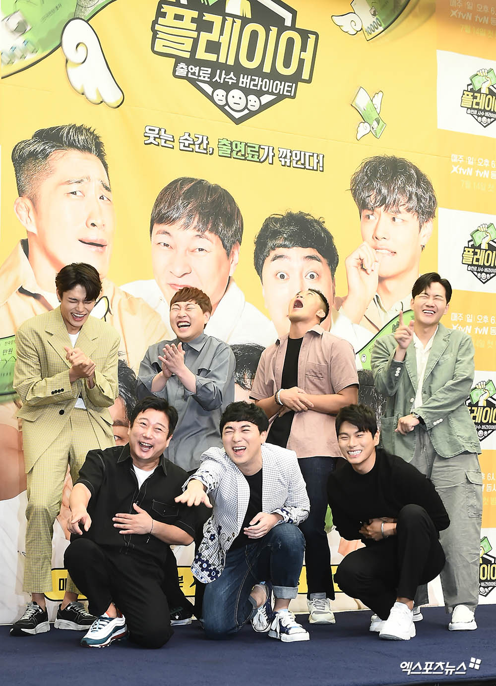 Every time you laugh, the pay is cut by 10,000 won. The Player has released the secrets of the seven members.On the 9th, XtvN new entertainment program The Player production presentation was held at the Stanford Hotel Grand Ballroom in Sangam-dong, Mapo-gu, Seoul.Lee Soo-geun, Kim Dong-Hyun, Hwang Jae-sung, Lee Yong-jin, Lee Jin-ho, Lee Yi-kyung, Jung Hyuk, Shim Woo-kyung PD and Nam Kyung-mo PD attended the ceremony.The Player is a program that must survive the frightening smile, solving a specific mission in a changing place and situation every week.Seven members will play a role in the virtual world for a day, become a character, solve the mission, and at the same time get all the payouts safely from the laughter hidden by the production team.If there is a difference from other programs, if the laughter breaks, the penalty and the payment fee will be deducted by a certain amount.Kim Dong-Hyun laughed at the performance fee, which is reduced by 10,000 won every time he laughed, saying, I was shocked to know that it was really shaved. It is a terrible pro.At the production presentation on the day, a trailer was released once, and the members struggle to endure laughter came out in various places.There were also a variety of kinds of laughter, such as those who laughed at others, and those who laughed at themselves.Lee Yong-jin said, There are a lot of comedians, but rather than causing laughter, the laughter bombs planted by the production team during the middle cause laughter.Lee Jin-ho also said: I thought I could stand the laugh but I was hit by the scale of the ridiculous production team.I am not greedy as much as I can because I am laughing when I try to laugh, he said.In the first recording, the cut fee reached as much as 3 million won. The Player production team said, The fuel is different, but the fine is the same.I thought that 10,000 won was an acceptable amount, and fortunately everyone accepted it thankfully. One of the points of the show is the appearance of various guests. The surprise appearance of rapper BWI and singer Kim Yeon-woo was released earlier.Lee Yi-kyung said: There are a lot of people besides those who have appeared in the article, and when I said I was going to pay for it, I was satisfied (seeing the quality) right away.Im looking forward to seeing who will come next, Lee Soo-geun said, there are a lot of really amazing people.There is Jang Dong-min, but there are also junior comedians everywhere. Finally, the production team said, The guests I want to take are lion Ahn Sung-ki, Park Seo-joon, Woo Do-hwan and Bongo-dong Battle Yu Hae-jin, Ryu Joon-yeol and Jo Woo-jin.I really want to take him, she wrote in a love call.The Player will be broadcasted simultaneously at 6:15 pm on Sunday 14th at XtvN and tvN.