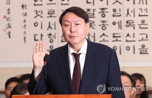 선서하는 윤석열 후보자 (서울=연합뉴스) 이진욱 기자 = 윤석열 검찰총장 후보자가 지난 8일 국회 법제사법위원회에서 열린 인사청문회에서 선서하고 있다. cityboy@yna.co.kr