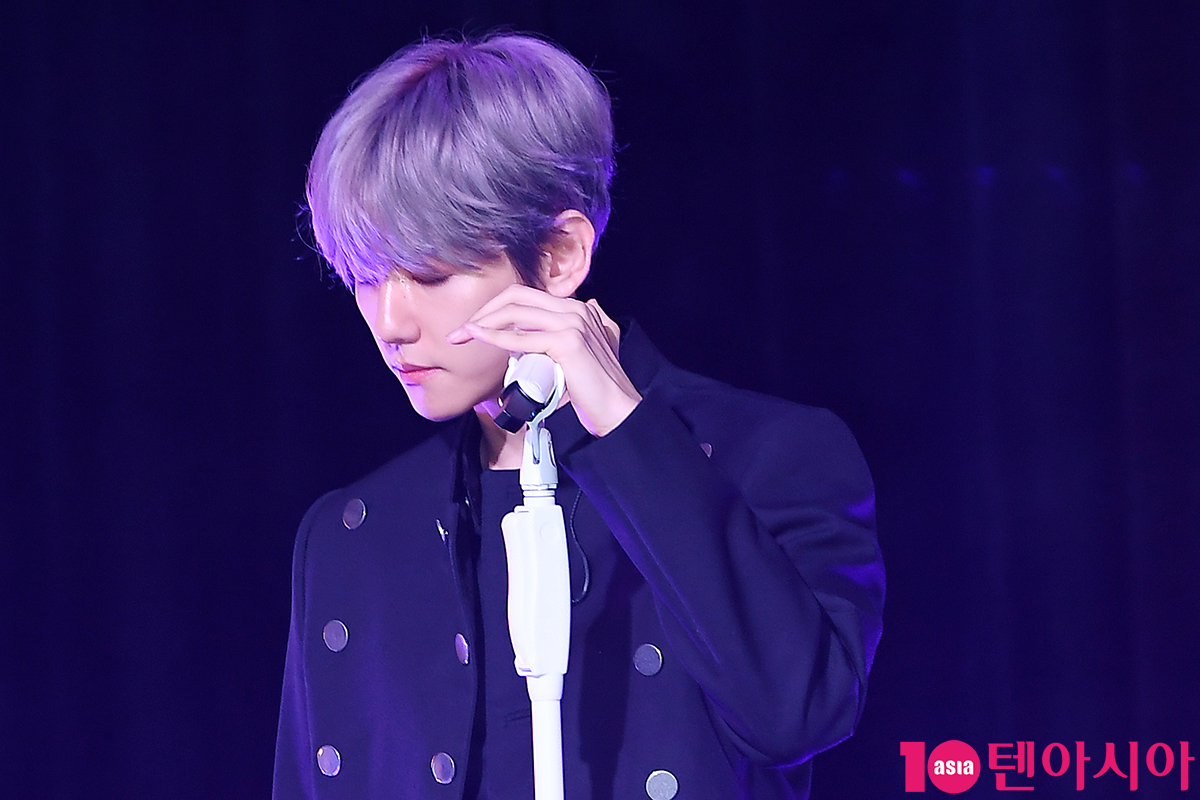 EXO Baekhyun held a showcase to commemorate the release of his first solo album City Lights at SAC Art Hall in Samseong-dong, Seoul on the afternoon of the 10th.The title song UN Village is a romantic love song of R & B genre that can feel the soft vocals of Baekhyun.