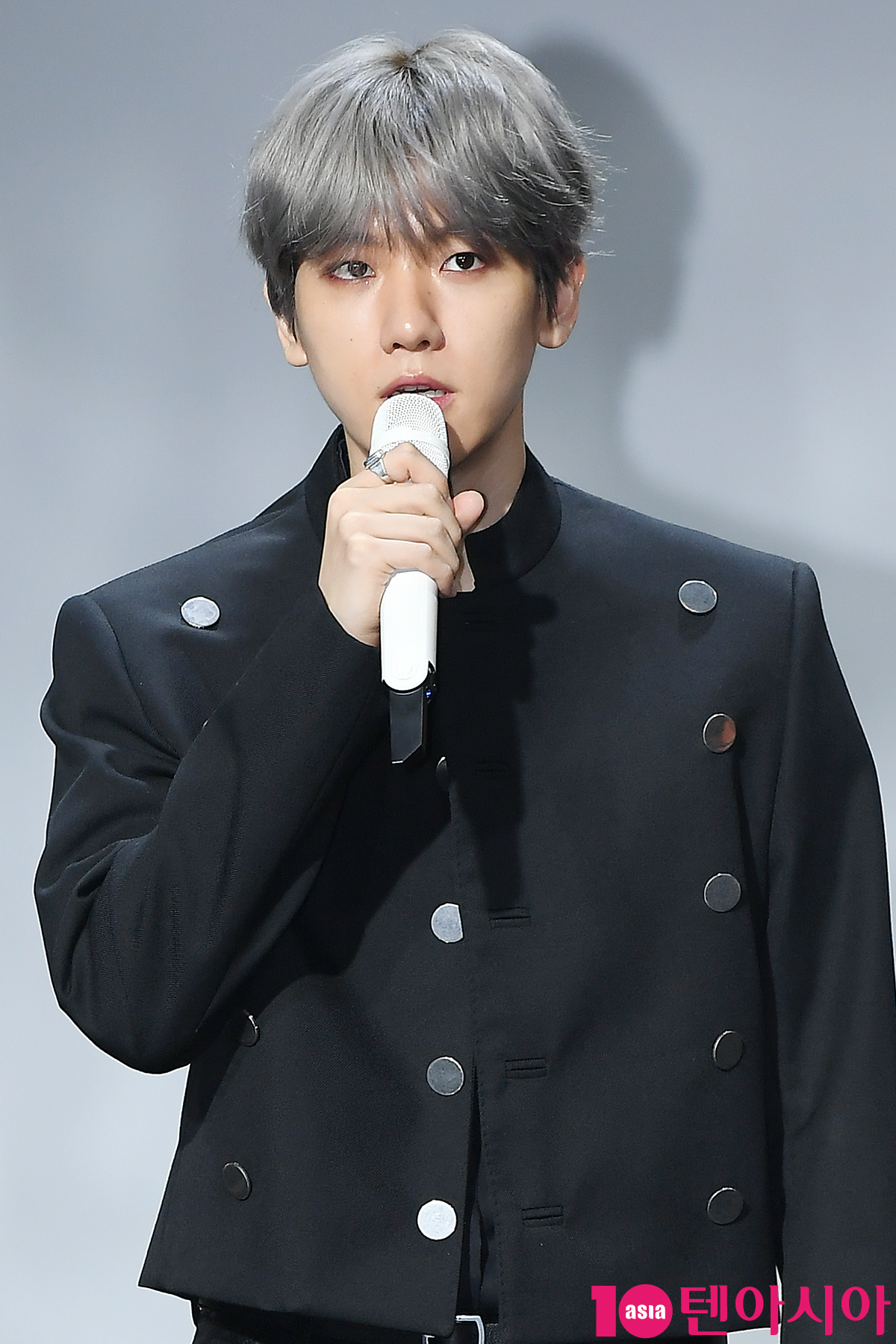 EXO Baekhyun held a showcase to commemorate the release of his first solo album City Lights at SAC Art Hall in Samseong-dong, Seoul on the afternoon of the 10th.The title song UN Village is a romantic love song of R & B genre that can feel the soft vocals of Baekhyun.