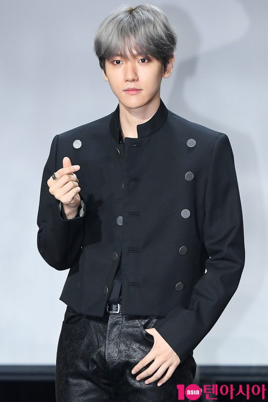 Lee Soo-man joked and praised her for saying, Ajah gag is a gag, said Baekhyun of the group EXO.It was at the showcase commemorating the release of Baekhyuns first solo album City Lights at SAC Art Hall in Samseong-dong, Seoul, at 2 pm on the 10th.Were going to create a group chat room with Lee Soo-man and EXO, Baekhyun said, preparing for the album. The teacher kept gagging.Then, the teacher asked me if it was difficult, and I said, It is a little difficult for you. Then I laughed, saying, I did not reply to your village because I told you to go to your village and take a break.Baekhyuns solo title song is UN Village.When I met with the members a few days ago in the practice room, the teacher bought me snacks such as bean curd, and said, Baekhyun, why do not you reply then?I was proud and happy to say that Mr. Lee Soo-man is listening to my song every day and that he seems to have a lot of skills, he added.City Lights will be available for viewing from 6 p.m. on the same day.