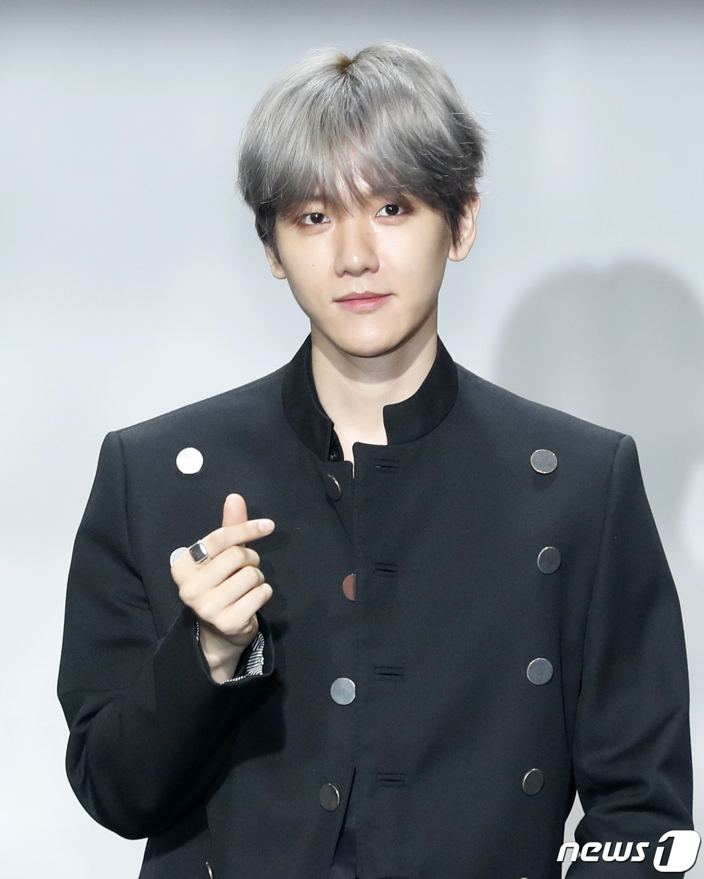 Baekhyun opened a showcase to commemorate the release of his first solo album City Lights at SAC Art Hall in Samsungro, Seoul on October 10 at 2 pm.I have been active in EXO and EXO Chenbak City for a while, but when I was a soloist, I was not burdened at first, said Baekhyun. I did not have a member to support and I had to make the stage alone.I am excited and excited about what it will be like to be released, he added. I thought I wanted to show it quickly.I have a total of six songs on this album, and my superpower is light in EXO, Baekhyun said, laughing, I made the album name City Lights with Baekhyuns identity.The title song UN Village is a romantic love song of R & B genre that can feel the soft vocals of Baekhyun. The music video is produced with a sensual image that combines the trendy atmosphere of the new song and will attract the attention of global music fans.In addition, this album includes R & B stay-up, which is featured by rapper Binzino, hip-hop R & B bet tea with a cute and confident artifact of a man who is convinced of fateful love, Ice Queen of R & B genre to win her love with cold heart, and R & B ballad B Ballad You can meet a total of six songs, including a bonus track Psycho, which expresses the lost inner side among emotions that you can not handle.Baekhyun will be on KBS 2TV Music Bank, Yoo Hee-yeols Sketchbook and MBC show on the 13th.Music center and SBS popular song on the 14th, and present the title song UN Village stage.