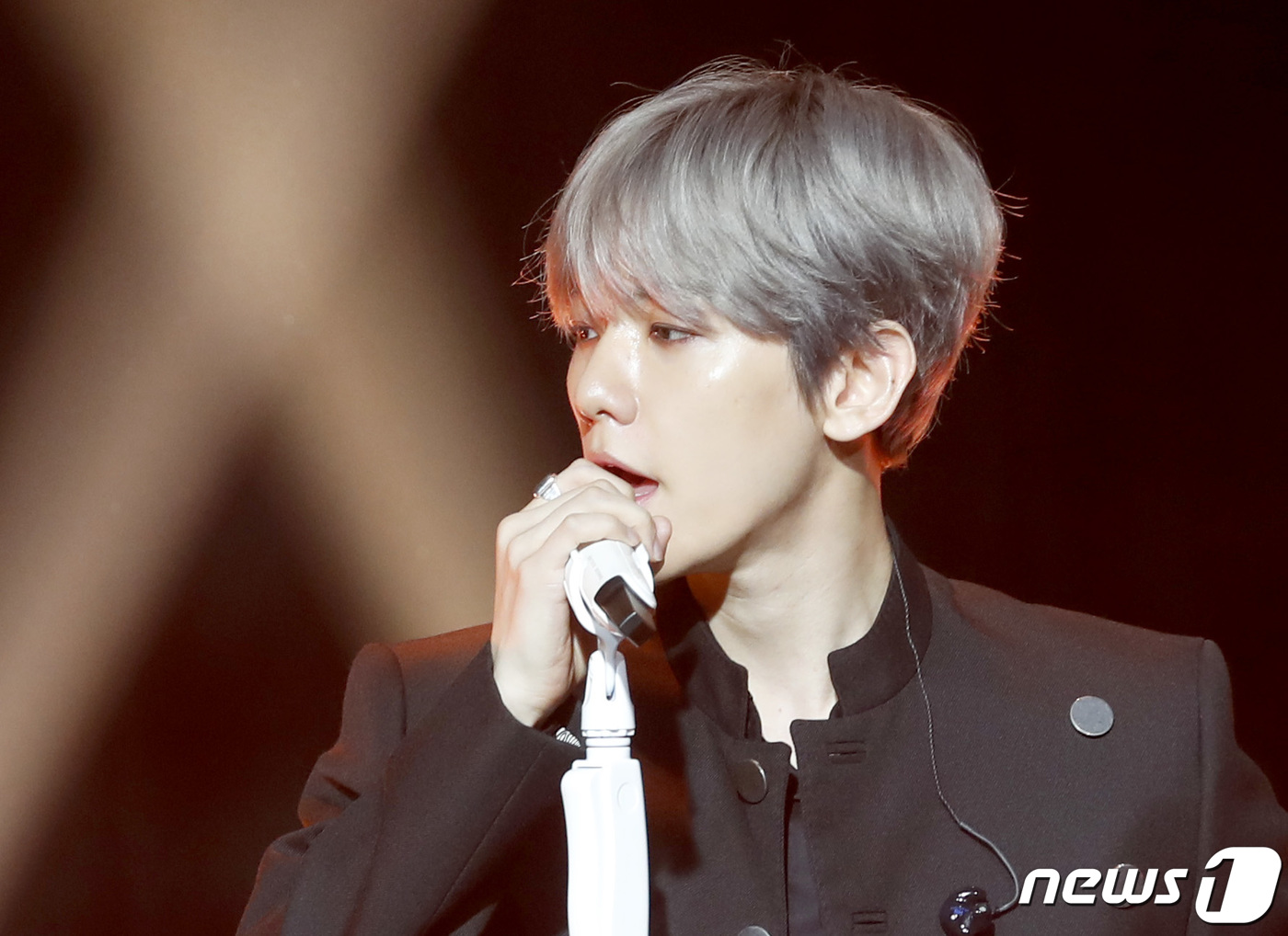 Baekhyun opened a showcase to commemorate the release of his first solo album City Lights at SAC Art Hall in Samsungro, Seoul on October 10 at 2 pm.I have been active in EXO and EXO Chenbak City for a while, but when I was a soloist, I was not burdened at first, said Baekhyun. I did not have a member to support and I had to make the stage alone.I am excited and excited about what it will be like to be released, he added. I thought I wanted to show it quickly.I have a total of six songs on this album, and my superpower is light in EXO, Baekhyun said, laughing, I made the album name City Lights with Baekhyuns identity.Baekhyun said, I can not believe it because it is an inconceivable number, he said, I think I should open it.It is an album that fans really waited for, he added. It is a song that I prepared hard because I thought about it as long as I waited.The title song UN Village is a romantic love song of R & B genre that can feel the soft vocals of Baekhyun. The music video is produced with a sensual image that combines the trendy atmosphere of the new song and will attract the attention of global music fans.The first thing I heard when I first heard it was the name of the villa, said Baekhyun. It is a place where the villas of Hannam-dong are gathered. When the members first heard it, they misunderstood it as a song of the princely Feelings.If you look at the house, it is Feelings who want to take you from the hill behind the UN Village and show you a good scenery, he added. It was very exciting and interesting.Regarding Lee Soo-mans comment, he said, The president has not responded to the group mobile messenger because he has gags. He said, I was hard to prepare for the album.I was embarrassed because the chairman, who met me since then, asked me why I did not reply, he said. But he liked me to listen to my song every day.If EXO appeals to sexy through intense performance, my solo album seems to appeal to sexy with my voice, Baekhyun said of the difference between EXO and solo album.Also on this album is R & B Stay Up, which is featured by rapper Beenzino, hip-hop R & B Betcha with a cute and confident artifact of a man who is convinced of fateful love, Ice Queen of R & B genre to win her love with cold heart with her warm heart, and R & B ballad B Ballard Ond , and a total of six songs, including a bonus track Psycho, which expresses the lost inner side among emotions that are difficult to handle.Baekhyun said, In fact, as soon as I heard this song, I thought of Beenzino a lot, he said. I did not have any personal friends, but I asked him to accept it.He also said that he did not participate in writing and composing on this album, There were many people who were better than me. I have done it once, but I have not looked back since the company.So I thought this road was not my way. I thought it was a priority to show stability as a player rather than participate in songwriting, Baekhyun added.Baekhyun will be on KBS 2TV Music Bank, Yoo Hee-yeols Sketchbook and MBC show on the 13th.Music center and SBS popular song on the 14th, and present the title song UN Village stage.