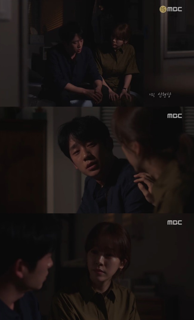 Seoul = = Spring Night Jung Hae In was drunk and revealed his inner feelings.On MBCs drama Spring Night, which aired on the afternoon of the 10th, Yoo Ji-Ho (Jung Hae In) was drunk and talked to Lee Choi Jung-in (Han Ji-min).Yoo Ji-Ho asked, Will you throw us away too? Choi Jung-in said, What do you mean, what do you mean?What is it about? said Yoo Ji-Ho, Can you believe Choi Jung-in? Tell me, are you sure you will never change?You dont believe me now, Lee Jung-in wrote bitterly, but Yoo Ji-Ho said, Im asking if I can believe it. I dont know if it will change.I do not know, he said, making Choi Jung-in upset.I was so drunk, well talk about it next time, said Yoo Ji-Ho to Choi Jung-in, who shook his head and avoided his seat, saying, I cant answer it.On the other hand, Spring Night is a romance drama about the process of loving two people who accidentally encountered each other in a pharmacy in spring. It is broadcast every Wednesday and Thursday at 9 pm.