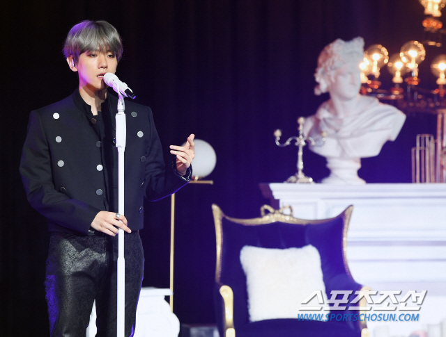 EXO Baekhyun announced his solo run.Baekhyun opened a showcase commemorating the release of his first solo album City Lights at SAC Art Center in Samseong-dong, Gangnam-gu, Seoul, at 2 pm on October 10.Baekhyun said, I have shown various activities in EXO and EXO Chenbak City, but when I was solo, I was not burdened at first.I was burdened by the idea that I had no members to lean on and that I should be fully seen by myself.I started preparing for the solo album after saying that I wanted to do a solo album from the end of last year. I missed the members who shared their opinions when I prepared the solo album for about 8 months.So I think Ill try harder at EXO concerts. Ive heard the company entirely. Ive been very helpful and practicing.Solo burdens have been a good synergy for improving skills. I think it would be nice if you feel like Baekhyun had this color.This album is a world-renowned music producer Darkchild, a famous production team Stereotypes, hip-hop label Hier Music producer Chacha Malone, a British-born cloud-dushing team London Noise, hitmaker Kenzie, popular Composer Dies, singer-songwriter A large number of talented musicians from home and abroad, including lighter Colde, new producer Leon and dress, participated in the event, and popular rapper Beenzino also featured to enhance the perfection.The title song United Nations Village is a song of the R & B genre in which grooved beats and string sounds are harmonized.It is a love song that expresses the romantic time of looking at the moon with a lover on the United Nations Village hill like a scene of a movie.In addition, the album includes Stay Up featuring Beenzino, Betcha expressing the cute confidence of a man who is confident of fateful love, Ice Queen featuring sophisticated beats and catchy melodies, and Blood Diamond comparing love for a lover to a solidly shining Blood Diamond. Diamond), and a dark-emotional electronic pop song, Psycho, which included six songs in total.In EXO, the superpower is light; I made it into City Lights with an identity; when I listen to EXO title songs or songs, it is good and disliked in 10 seconds.United Nations Village captured me in 10 seconds. The first Feelings were so good. I wanted to be the title song because I wanted to.The first thing that came to mind was the apartment name, and the members said, You are more like a housework with Feelings like a prince. It is the lyrics that emphasize the hill behind United Nations Village.It was good and good, and I accepted it interestingly because it was a lyrics that could cause curiosity. I was a member who did not do well with the correction recording.It is a genre that I have not shown well and a straight lyrics. It seemed to be a new look.I thought that hip-hop R & B was the genre I wanted to try with my usual interest. I thought I could freely perform and gesture.As for the narrowing with Beenzino, he explained, In fact, as soon as I first heard Stay Up, I remembered Beenzino, and I asked him to do it even though he had no personal relationship.As for producer Lee Soo-man, He was in a group room with us. But he kept gagging. Baekhyun is not hard.I didnt answer because you said, Go to your village and rest. I met you a few days ago and you said, Why didnt you reply, Ajagg is a gag?Lee Soo-man said that he was so good and proud to be listening to songs every day, so I personally felt very good. I also expressed my honest feelings about the difference from EXO activities and the direction of solo activities.Baekhyun said, It seems to be a difference whether you show intensity as performance or give intensity to the voice that the individual can fill alone.Its not that EXO music is not in short supply of tone; if EXO appeals to sexy with performance, then Baekhyuns album seems to appeal to sexy with a voice.I have a sense of security and confidence, and Ive been trying to hear that Im a good vocalist. I didnt know that one song was so hard.I tried to be shocked and to complete. I was the Top Model because there were many people who were better than me.I am not on this road, I thought I should try to develop better things, he said. I devoted myself to vocals and dance.Baekhyun is a global vocalist of EXO, Alternatively impossible K - POP Idol.Quantum Million Sellers has already set a record for exceeding 10 million cumulative sales volume in Korea.It is a stable vocal that boasts a high range of vocals, and the performance and talent shown on the stage are so popular that it is also known as genius idol among fans.It also proved its powerful box office power by hitting various charts with various collaboration songs such as EXO Lives Next door to Us, Lovers of the Moon - Bobo Watch, OST, SM STATION The Day, Ill Give You a Bareda and Young (YOUNG).As such, expectations for Baekhyuns first solo debut are high, and this album also gave rise to the 400,000 pre-order volume, which led to the expectation of solo artist Baekhyuns performance.Baekhyun said: Ive never thought of a 400,000-figure number, so I still dont believe it, I think I can trust it with my eyes, I wanted to do something with my fans rather than my grades.I have never thought about my grades because I think that the medium that can sympathize with each other is an album. I hope I will be in the top spot. Baekhyun will open its fan showcase at 8 p.m. on the day, where the showcase scene will be broadcast live worldwide via the Naver V LIVE EXO channel.KBS2 Music Bank, Yoo Hee-yeols Sketchbook, MBC Show! Music Center, SBS popular song and presents United Nations Village stage.Baekhyun said, Its my first solo album in seven years; I tried to show you the color of my personal Baekhyun, different from what I showed during EXO, EXO Chenbek City.The fans waited so much. I thought about it as long as you waited. I hope you listen to it more.Fans may feel sorry, but I have done EXO concert six times and I plan to make various communication channels such as fan signing.I will show you the appearance of Baekhyun, who can produce solo albums steadily starting with City Lights and digest various genres in my style. I started the V log to show various images to the fans.It seems to be such a YouTube that you can approach your close brother brother, not Baekhyun on stage through various platforms in the future.All the records that we made and made in EXO were because we had fans rather than good ones. I thought we should give something.I was going to do YouTube because I thought you might be wondering about what you are doing. I want to stay in someones memory.I think we can spend our lives hoping for each others happiness as we do now. Without friendship, we couldnt get here.I think that the future of EXO will be as hard as it is now and that other members will be able to fill the vacancy of someone else because they know what they are thinking even if they look at their eyes.I hope you will wonder about the future of EXO in the future. 