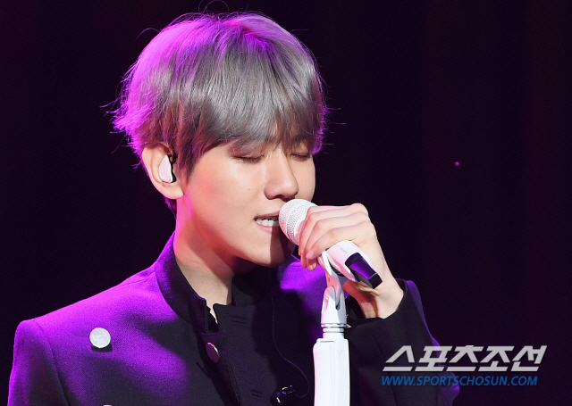 EXO Baekhyun announced his solo run.Baekhyun opened a showcase commemorating the release of his first solo album City Lights at SAC Art Center in Samseong-dong, Gangnam-gu, Seoul, at 2 pm on October 10.Baekhyun said, I have shown various activities in EXO and EXO Chenbak City, but when I was solo, I was not burdened at first.I was burdened by the idea that I had no members to lean on and that I should be fully seen by myself.I started preparing for the solo album after saying that I wanted to do a solo album from the end of last year. I missed the members who shared their opinions when I prepared the solo album for about 8 months.So I think Ill try harder at EXO concerts. Ive heard the company entirely. Ive been very helpful and practicing.Solo burdens have been a good synergy for improving skills. I think it would be nice if you feel like Baekhyun had this color.This album is a world-renowned music producer Darkchild, a famous production team Stereotypes, hip-hop label Hier Music producer Chacha Malone, a British-born cloud-dushing team London Noise, hitmaker Kenzie, popular Composer Dies, singer-songwriter A large number of talented musicians from home and abroad, including lighter Colde, new producer Leon and dress, participated in the event, and popular rapper Beenzino also featured to enhance the perfection.The title song United Nations Village is a song of the R & B genre in which grooved beats and string sounds are harmonized.It is a love song that expresses the romantic time of looking at the moon with a lover on the United Nations Village hill like a scene of a movie.In addition, the album includes Stay Up featuring Beenzino, Betcha expressing the cute confidence of a man who is confident of fateful love, Ice Queen featuring sophisticated beats and catchy melodies, and Blood Diamond comparing love for a lover to a solidly shining Blood Diamond. Diamond), and a dark-emotional electronic pop song, Psycho, which included six songs in total.In EXO, the superpower is light; I made it into City Lights with an identity; when I listen to EXO title songs or songs, it is good and disliked in 10 seconds.United Nations Village captured me in 10 seconds. The first Feelings were so good. I wanted to be the title song because I wanted to.The first thing that came to mind was the apartment name, and the members said, You are more like a housework with Feelings like a prince. It is the lyrics that emphasize the hill behind United Nations Village.It was good and good, and I accepted it interestingly because it was a lyrics that could cause curiosity. I was a member who did not do well with the correction recording.It is a genre that I have not shown well and a straight lyrics. It seemed to be a new look.I thought that hip-hop R & B was the genre I wanted to try with my usual interest. I thought I could freely perform and gesture.As for the narrowing with Beenzino, he explained, In fact, as soon as I first heard Stay Up, I remembered Beenzino, and I asked him to do it even though he had no personal relationship.As for producer Lee Soo-man, He was in a group room with us. But he kept gagging. Baekhyun is not hard.I didnt answer because you said, Go to your village and rest. I met you a few days ago and you said, Why didnt you reply, Ajagg is a gag?Lee Soo-man said that he was so good and proud to be listening to songs every day, so I personally felt very good. I also expressed my honest feelings about the difference from EXO activities and the direction of solo activities.Baekhyun said, It seems to be a difference whether you show intensity as performance or give intensity to the voice that the individual can fill alone.Its not that EXO music is not in short supply of tone; if EXO appeals to sexy with performance, then Baekhyuns album seems to appeal to sexy with a voice.I have a sense of security and confidence, and Ive been trying to hear that Im a good vocalist. I didnt know that one song was so hard.I tried to be shocked and to complete. I was the Top Model because there were many people who were better than me.I am not on this road, I thought I should try to develop better things, he said. I devoted myself to vocals and dance.Baekhyun is a global vocalist of EXO, Alternatively impossible K - POP Idol.Quantum Million Sellers has already set a record for exceeding 10 million cumulative sales volume in Korea.It is a stable vocal that boasts a high range of vocals, and the performance and talent shown on the stage are so popular that it is also known as genius idol among fans.It also proved its powerful box office power by hitting various charts with various collaboration songs such as EXO Lives Next door to Us, Lovers of the Moon - Bobo Watch, OST, SM STATION The Day, Ill Give You a Bareda and Young (YOUNG).As such, expectations for Baekhyuns first solo debut are high, and this album also gave rise to the 400,000 pre-order volume, which led to the expectation of solo artist Baekhyuns performance.Baekhyun said: Ive never thought of a 400,000-figure number, so I still dont believe it, I think I can trust it with my eyes, I wanted to do something with my fans rather than my grades.I have never thought about my grades because I think that the medium that can sympathize with each other is an album. I hope I will be in the top spot. Baekhyun will open its fan showcase at 8 p.m. on the day, where the showcase scene will be broadcast live worldwide via the Naver V LIVE EXO channel.KBS2 Music Bank, Yoo Hee-yeols Sketchbook, MBC Show! Music Center, SBS popular song and presents United Nations Village stage.Baekhyun said, Its my first solo album in seven years; I tried to show you the color of my personal Baekhyun, different from what I showed during EXO, EXO Chenbek City.The fans waited so much. I thought about it as long as you waited. I hope you listen to it more.Fans may feel sorry, but I have done EXO concert six times and I plan to make various communication channels such as fan signing.I will show you the appearance of Baekhyun, who can produce solo albums steadily starting with City Lights and digest various genres in my style. I started the V log to show various images to the fans.It seems to be such a YouTube that you can approach your close brother brother, not Baekhyun on stage through various platforms in the future.All the records that we made and made in EXO were because we had fans rather than good ones. I thought we should give something.I was going to do YouTube because I thought you might be wondering about what you are doing. I want to stay in someones memory.I think we can spend our lives hoping for each others happiness as we do now. Without friendship, we couldnt get here.I think that the future of EXO will be as hard as it is now and that other members will be able to fill the vacancy of someone else because they know what they are thinking even if they look at their eyes.I hope you will wonder about the future of EXO in the future. 