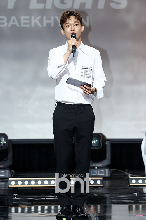 The group EXO Chen attends the showcase commemorating the release of Baekhyuns first solo album City Lights (City Lights) at the SAC Art Hall in Samseong-dong, Gangnam-gu, Seoul on the afternoon of the 10th.The title song UN Village is a romantic love song of R & B genre that can feel the soft vocals of Baekhyun.news report
