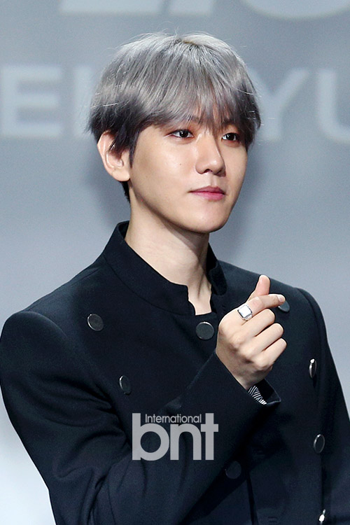 The group EXO Baekhyun attends a showcase to commemorate the release of his first solo album City Lights (City Lights) at SAC Art Hall in Samsung-dong, Gangnam-gu, Seoul on the afternoon of the 10th and has photo time.The title song UN Village is a romantic love song of R & B genre that can feel the soft vocals of Baekhyun.news report