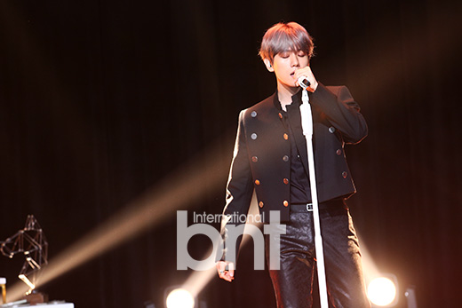 Baekhyun is back on solo.Showcase, which commemorates Singer Baekhyuns first solo album City Lights, was held at SAC Art Hall in Gangnam-gu, Seoul on July 10.City Lights is the first solo work released by Baekhyun, who debuted as a group EXO (EXO) in 2012 and proved its true value with EXO - Chenbek City (ECO - CBX).My superpower in EXO is light, Baekhyun explained, and the identity is melted in the album name.The title song is United Nations Village.The lyrics that express the romantic time of looking at the moon with a lover on the United Nations Village hill like a scene in a movie attract attention.Baekhyun said that he had lost his mind in 10 seconds and asked him to feel What? Did Baekhyun have this color?I thought that it was a new look for my fans, he said, the lyrics are direct unlike EXO.What is the difference between EXO and Solo Singer Baekhyun? Baekhyun said that it depends on what the medium of intensity is.As EXO, it shows intensity with performance.If EXO appeals to sexy with performance, I would like to appeal to sexy with my voice through this album, he said.It is not easy to stand alone on stage. Baekhyun said, I did not know if one song was so hard because I sang part by part in EXO.At that time, I danced and sang a word or two in my part and breathed.  I tried to fill one song with my voice, so I forgot where to breathe.I was shocked by the way he was, and I tried to finish it. What he was after was a good vocal to appreciate.I want to show you the distinct color and stability of Baekhyuns vocals through the solo album, Baekhyun said.Shinbo includes United Nations Village, Stay Up, which is a voice added by rapper Beenzino, Betcha, which contains a cute and confident attitude of a man who is convinced of fateful love, Ice Queen, which says to win love for an opponent with a cold charm with a warm heart, and love for a lover on the almond. A total of six songs were published, including the analogy of Diamond and Psycho, which expresses the lost inner side between emotions that are difficult to handle on their own.As for Beenzinos participation, Baekhyun said, As soon as I heard the song, I thought about Mr. Beenzino. He said, I did not have any personal friendship, but I accepted the request for feature.Baekhyun has set a record for EXO, including 10 million cumulative domestic record sales. The first solo album is also not so good.The pre-order amount is about 400,000 copies (as of the 8th day). Baekhyun thanked fans who had been waiting for his solo album, saying, It is an incredible number.In particular, SM Entertainment Lee Soo-man general producer expressed positive opinion on this album.Mr. Lee Soo-man said he was proud of his skills, Baekhyun said.The medium that helps me sympathize with my fans is the album, said Baekhyun, who said he wanted to challenge the ballad of band sound on his next solo album. I want to do something with my fans who have waited for my solo album more than I expected for any performance.Singer Baekhyun will release his first solo album City Lights and the title song United Nations Village at 6 pm today (10th).Open a fan showcase at 8 p.m.news report
