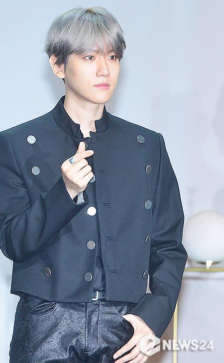 Exo Baekhyun attends a showcase commemorating the release of his first solo album City Lights at SAC Art Hall in Samseong-dong, Gangnam-gu, Seoul on the afternoon of the 10th and has photo time.
