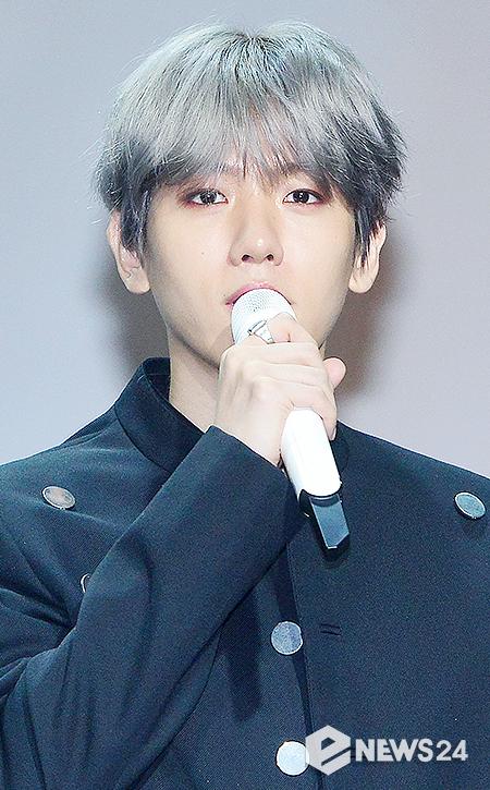 Exo Baekhyun greets her at a showcase commemorating the release of her first solo album, City Lights, at the SAC Art Hall in Samseong-dong, Gangnam-gu, Seoul, on the afternoon of the 10th.