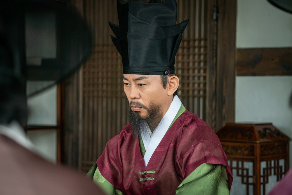Park Ji-hyun, a new employee, has been shown to take a mysterious step by wearing his robe.She is cautiously directed to the scene of an ambitious meeting with Lee Ji-hoon, while she is surprised by those who are found to be the house of Choi Deok-moon.MBCs new tree drama Na Hae-ryung (played by Kim Ho-soo/director Kang Il-soo, Han Hyun-hee/production Chorokbaem Media), which is scheduled to be broadcast at 8:55 pm on July 17, released a secret image of Song Sa-hee (played by Park Ji-hyun) on the 10th.Na Hae-ryung, starring Shin Se-kyung, Jung Eun-woo, and Park Ki-woong, is a full-length romance by the first problematic woman (Shin Se-kyung) of Joseon and the anti-war mother-solo Prince Lee Rim (Jung Eun-woo).Lee Ji-hoon, Park Ji-hyun and other young actors, Kim Ji-jin, Kim Min-sang, Choi Deok-moon, and Sung Ji-ru.In the open photo, Sahee is entering a house with his appearance hidden in his robe.As a man of the house, she is a person who is ambitious to abandon her life and pioneer her own future.Above all, the huge gates of the house where Sahee is located and the escort warriors placed everywhere make us guess that it is not the house of ordinary people.Then, Sahee walks his robe and reveals his face, spewing his eyes full of anger, robbing his eyes.At the end of her gaze is the best power of Joseon, which has an unusual force, and Min Ik-pyeong (Choi Deok-moon), which focuses attention on what the two of them are talking about.In addition, Sahee is attracting attention because he meets with his son, Lee Ji-hoon, in the middle of the night and shares his unexpected gaze.Woo-won is making a strange expression when he sees the singer coming out of his house, amplifying the curiosity about the meeting of the two people.The relationship between Woo and Sahee is inseparable, said the new employee, Na Hae-ryung, who said, I hope that Woowon is in a rich relationship with Ikpyeong, but I hope you can check on the broadcast how Sahee is in a relationship with Ikpyeong.iMBC  Photos