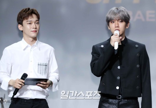 Baekhyun is greeting Chen at the showcase where he hosted.