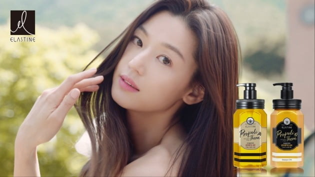 The industry is paying attention to the decision of Amorepacific Corporation to push the actor Jun Ji-hyun back to LG Household & Health Care, which re-launched the model in seven years, and Song Hye-kyo, who recently reported the divorce news.Analysts say that the two actors still help the brand, and that they have contributed greatly to building the brand image.Recently, LG Household & Health Care re-launched Jun Ji-hyun as a model in seven years after launching the hair cosmetics brand Elastin Propolitera.In the industry, it is a reaction that the righteousness has worked on this background.Jun Ji-hyun has achieved good results, including Ellastin shampoos at the top of the sales while Jun Ji-hyun is working as a model, said LG H & H. Jun Ji-hyun has maintained its beautiful hair as a model, and it also worked with the anti-aging of this elastin concept.There are many reasons for the selection, but I also considered working together in the past, he added.Some consumers are expecting Elastin is also Jun Ji-hyun and There is nothing that has changed from the old days.Amorepacific Corporation, a competitor of LG H & H, is also attracting great attention as its advertising model, Song Hye-kyo.Song Hye-kyo and Song Jung-ki shocked the public by announcing the breakup on the 26th of last month after two years of marriage. The divorce of the two people has also caused a lot of waves in the advertising industry.The number of advertisements that two people are appearing in reached about 20.In particular, Song Hye-kyos cosmetics advertising model continued to attract public attention.Amorepacific Corporation expected Song Hye-kyo to continue its glory in March with its beauty device brand Make-on model.Nam Hye Sung, the manager of Make-On brand manager at the time, said, The modern and intellectual charm that Song Hye-kyo showed through various works was in line with the image of Make-On, a beauty device brand with high expertise in skin.So Song Hye-kyos divorce has had a bigger impact on Amorepacific Corporation than any other company.However, the Amorepacific Corporation is also keeping its righteousness without replacing the model.Song Hye-kyo is getting a lot of inquiries about whether he continues to do Sulwhasoo or Make-on model activities, an official at the Amorepacific Corporation said. Divorce is an actors private life, so there is no change from model contracts.In fact, Song Hye-kyo attended the opening ceremony of Sulhwasu Universe held at Hainan International Duty Free Shop in China on June 6, and appeared for the first time after the divorce news.The relationship between Song Hye-kyo and Amorepacific Corporation is beyond the relationship between simple advertisers and models.Song Hye-kyo has been through the Amorepacific Corporation brand model since 2001, depending on age.Following Etude House (2001–2005), Innisfree (2006–2007) and Laneige (2008–2017), he is currently working as a Sulwhasoo and Make-On model, which has been in the 19th year only for the number of years.Professor Kim Joo-deok, dean of Beauty Life Industry International University at Sungshin Womens University, said, Song Hye-kyo has accumulated clean and beautiful images such as acne advertisements since his teenage years, so divorce issues will not have a big impact. It seems that Song Hye-kyos divorce does not affect the brand image from the advertisers point of view.There is also a reason for the actor Jun Ji-hyun and Song Hye-kyo to make a great contribution to the Korean Wave boom in the Chinese region.In seven years, the Ellastin model Jun Ji-hyun re-issued LG Household & Health Care divorce issue, Song Hye-kyo continued to use the Amorepacific Corporation brand image was helped to build the advertiser.