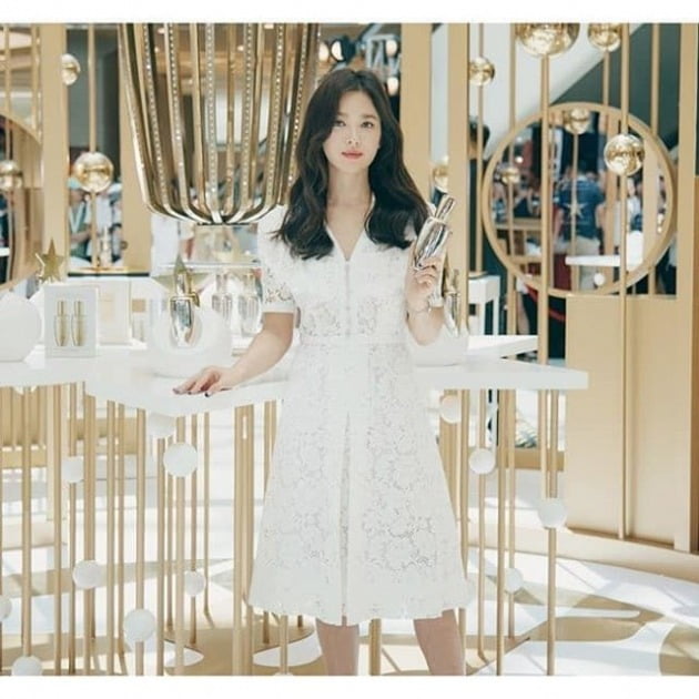 The industry is paying attention to the decision of Amorepacific Corporation to push the actor Jun Ji-hyun back to LG Household & Health Care, which re-launched the model in seven years, and Song Hye-kyo, who recently reported the divorce news.Analysts say that the two actors still help the brand, and that they have contributed greatly to building the brand image.Recently, LG Household & Health Care re-launched Jun Ji-hyun as a model in seven years after launching the hair cosmetics brand Elastin Propolitera.In the industry, it is a reaction that the righteousness has worked on this background.Jun Ji-hyun has achieved good results, including Ellastin shampoos at the top of the sales while Jun Ji-hyun is working as a model, said LG H & H. Jun Ji-hyun has maintained its beautiful hair as a model, and it also worked with the anti-aging of this elastin concept.There are many reasons for the selection, but I also considered working together in the past, he added.Some consumers are expecting Elastin is also Jun Ji-hyun and There is nothing that has changed from the old days.Amorepacific Corporation, a competitor of LG H & H, is also attracting great attention as its advertising model, Song Hye-kyo.Song Hye-kyo and Song Jung-ki shocked the public by announcing the breakup on the 26th of last month after two years of marriage. The divorce of the two people has also caused a lot of waves in the advertising industry.The number of advertisements that two people are appearing in reached about 20.In particular, Song Hye-kyos cosmetics advertising model continued to attract public attention.Amorepacific Corporation expected Song Hye-kyo to continue its glory in March with its beauty device brand Make-on model.Nam Hye Sung, the manager of Make-On brand manager at the time, said, The modern and intellectual charm that Song Hye-kyo showed through various works was in line with the image of Make-On, a beauty device brand with high expertise in skin.So Song Hye-kyos divorce has had a bigger impact on Amorepacific Corporation than any other company.However, the Amorepacific Corporation is also keeping its righteousness without replacing the model.Song Hye-kyo is getting a lot of inquiries about whether he continues to do Sulwhasoo or Make-on model activities, an official at the Amorepacific Corporation said. Divorce is an actors private life, so there is no change from model contracts.In fact, Song Hye-kyo attended the opening ceremony of Sulhwasu Universe held at Hainan International Duty Free Shop in China on June 6, and appeared for the first time after the divorce news.The relationship between Song Hye-kyo and Amorepacific Corporation is beyond the relationship between simple advertisers and models.Song Hye-kyo has been through the Amorepacific Corporation brand model since 2001, depending on age.Following Etude House (2001–2005), Innisfree (2006–2007) and Laneige (2008–2017), he is currently working as a Sulwhasoo and Make-On model, which has been in the 19th year only for the number of years.Professor Kim Joo-deok, dean of Beauty Life Industry International University at Sungshin Womens University, said, Song Hye-kyo has accumulated clean and beautiful images such as acne advertisements since his teenage years, so divorce issues will not have a big impact. It seems that Song Hye-kyos divorce does not affect the brand image from the advertisers point of view.There is also a reason for the actor Jun Ji-hyun and Song Hye-kyo to make a great contribution to the Korean Wave boom in the Chinese region.In seven years, the Ellastin model Jun Ji-hyun re-issued LG Household & Health Care divorce issue, Song Hye-kyo continued to use the Amorepacific Corporation brand image was helped to build the advertiser.