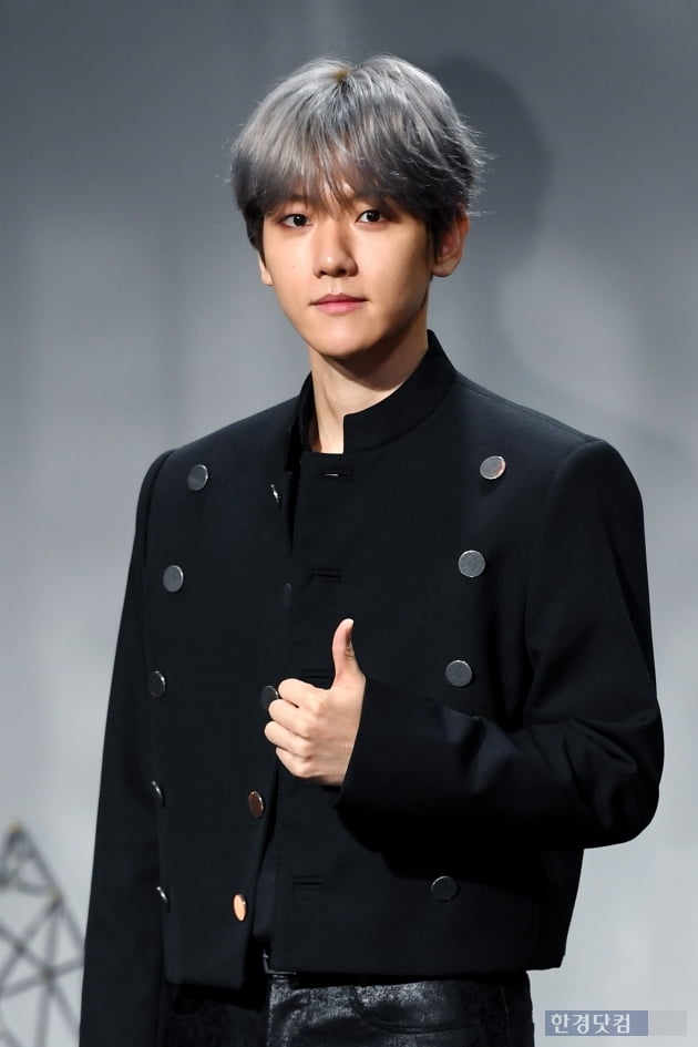 The group Exo Baekhyun attends a showcase to commemorate the release of his first solo album City Lights (City Lights) at SAC Art Hall in Samseong-dong, Seoul on the afternoon of the 10th and has photo time.The title song UN Village is a romantic love song of R & B genre that can feel Baekhyuns soft vocals.
