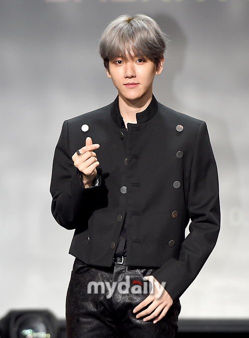 The main vocal Baekhyun of the group EXO took his first solo step with the R & B genre that he had not shown before.Baekhyun released a total of six solo songs including the title song UN Village of his first mini album City Lights through various online music sites at 6 pm on October 10.UN Village is an R&B song in which groovy beats and string sounds are harmonized, worked by new producers Leon (Lion) and Dress (Dress).In the showcase that was held on the day of the release of the sound source, Baekhyun explained the meaning of the album name City Lights and said, The superpower in EXO is light.It is an album made with the identity of EXO Baekhyun The title song UN Village is a love song that can appreciate the soft tone of Baekhyun He showed confidence in the song, saying, The first feeling was so good.I wanted to put my own sensibility in it, but I hope many people like it. It is a genre that I did not show. Has Baekhyun had this color?I hope so, he said.The romantic time of watching the moon with a lover on the United Nations Village hill was written in lyrics, and the music video depicted the appearance of Baekhyun in the city background where black and white intersects.The lyrics of Baekhyun UN VillageNavigation Reading The Childrens Park, where I knew only to step on the Excel, will be wherever I go, wherever I can see everything.Even if I already knew, Ill lead you in the first feeling I know that I deserve to have your special time only for Lean on me, I know that, I know that, I know that.Hannam-dong UN Village Hill Hill You & meUN Village Hill We are watching the moon You & me relax and chininI will not show you the perfect figure. At this moment, when the wind whispers love to the place where everything goes by, I want to see the moment when your eyes,Even if I already knew, Ill lead you in the first feeling I know that I deserve to have your special time only for Lean on me, I know that, I know that, I know that.Hannam-dong UN Village Hill Hill You & meUN Village Hill We are watching the moon You & me relax and chininRolling rolling rolling hills Rolling rolling hills When you climb, you turn off the light from below when you see a broken street light, and it is enough to light you.Hannam-dong UN Village Hill Hill You & meUN Village Hill We are watching the moon You & me relax and chinin
