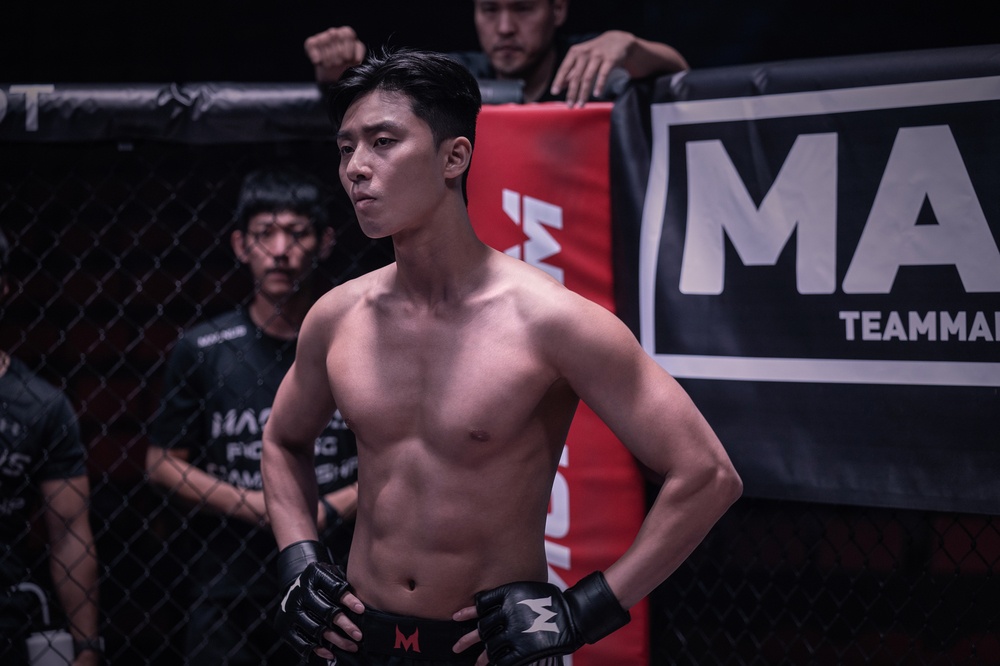 For the lion, he was a total of from actual UFC fighters to active hosts and judges.The movie The Lion (director Kim Joo-hwan) is a film about the story of martial arts champion Yonghu (Park Seo-joon) meeting the Kuma priest Anshinbu (Anseonggi) and confronting the powerful evil (), which has confused the world.Lion is expecting to complete the fantasy attractions and exciting action that were not seen in the existing Korean movies through the special efforts of the production crew in each field.First, in the case of a martial arts scene that can confirm the intense presence of the martial arts champion Yonghu, the US location was filmed and the reality of the movie was further added.In particular, the opponent John White, who plays a martial arts match with Park Seo-joon in Yonghu, was played by actual UFC player Jake Matthew and completed the perfect breathing with Park Seo-joon from practice to shooting.Park Seo-joon said, The opponent was a real UFC player, but when I faced him on the field, it felt like a tank.I actually took a hit for the realism of the movie, but it was not a problem. I could shoot with a real player and complete it with a more realistic scene.It was a fun experience, he said, adding curiosity to the martial arts scene.In addition, Joe Martinez and Herb Dean, who are active in active duty, appeared as hosts and judges in the film, adding to the immersion of the drama.In addition, Lion has completed a more complete and intense scene by designating CG to be used in the action god, which is a fantasy setting added through close collaboration between each team from the pre-production stage.Dexter Studio, which has been recognized for its innovative technology through the With God series, has completed intense and new attractions that stimulate fantasy imagination by implementing various scenes such as the booma phenomenon, the visual implementation of the special ability of Yonghu, and the change of Jishin.Bumaja, who gives breathtaking tension in the movie, has differentiated the texture and color of blood vessels and muscles according to the progress of the boom, and Jisin will show original visuals that have not been seen before through 7 hours of special makeup.Park Seo-joon said, Every time I shot, I was very overwhelmed.It was very helpful to be able to act while feeling enough with your body. He raises expectations for various attractions that double the immersion of the movie.pear hyo-ju