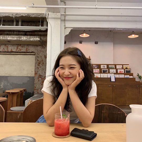Yeri boasted a fruity beauty that was full of juice.Group Red Velvet member Yeri posted an emoticon and a photo on her Instagram page on July 9.In the photo, Yeri poses for calyx in a cafe - he thrilled fans with a refreshing glance.han jung-won