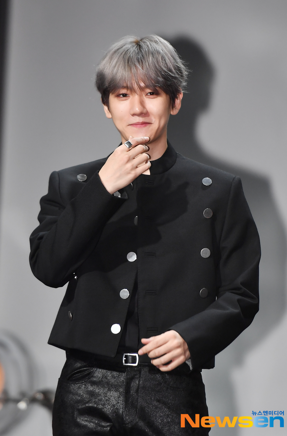 Exo Baekhyuns first solo album showcase was held at SAC Art Hall in Samsung-dong, Gangnam-gu, Seoul on July 10On this day, Baekhyun is responding to the photo pose.Baekhyuns first mini-album City Lights will be released today at 6 p.m. on various music sites, including the title song UN Village (UN Village), Stay Up (Stay Up), Betcha (Betcha), Ice Queen (Ice Queen), Diamond (Diamond),  Psycho (Psycho) is composed of six songs, and you can meet Baekhyuns outstanding vocals and sensual music worldexpressiveness