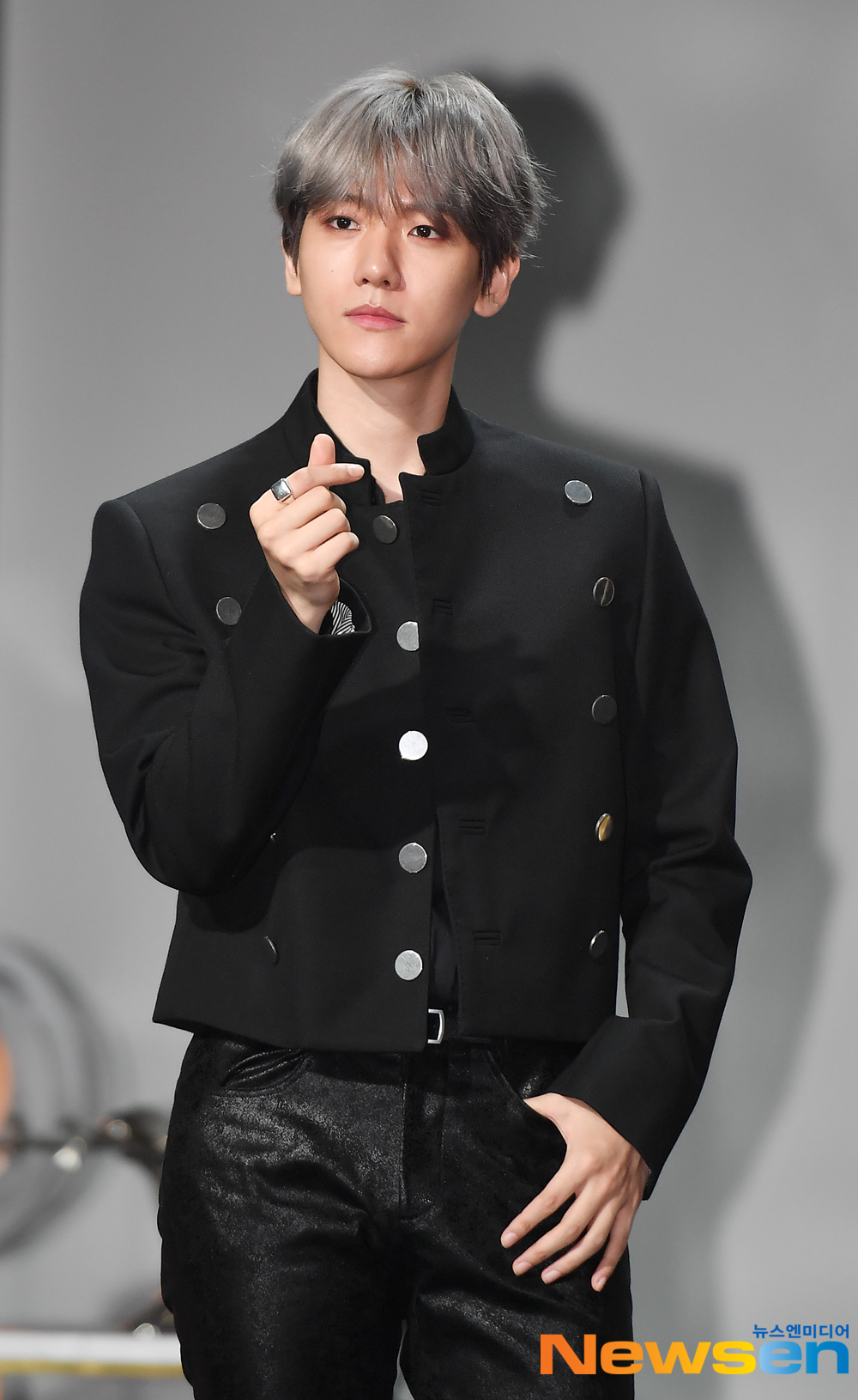 Baekhyun, only the edges of the encounter of the Romantic pose <p>EXO Baekhyun first solo album showcase 7 November 10 Afternoon Seoul City, Gangnam-GU, Samsung-Dong ‘SAC Art Hallin the open</p><p>This day, Baekhyun this photo pose in response to it.</p><p>Baekhyuns first mini album, ‘City Lights’is the day 6pm various music sites in the Valley Music public,and the Romantic love song the title song ‘UN Village’(UN village), including to ‘Stay Up’(stage-up), ‘Betcha’(the alphabet train), ‘Ice Queen’(ice Queen), ‘Diamond’(Diamond), ‘Psycho’(psycho), including a total of 6 songs, consisting of Baekhyuns outstanding vocals and sensual music the world can meet</p>