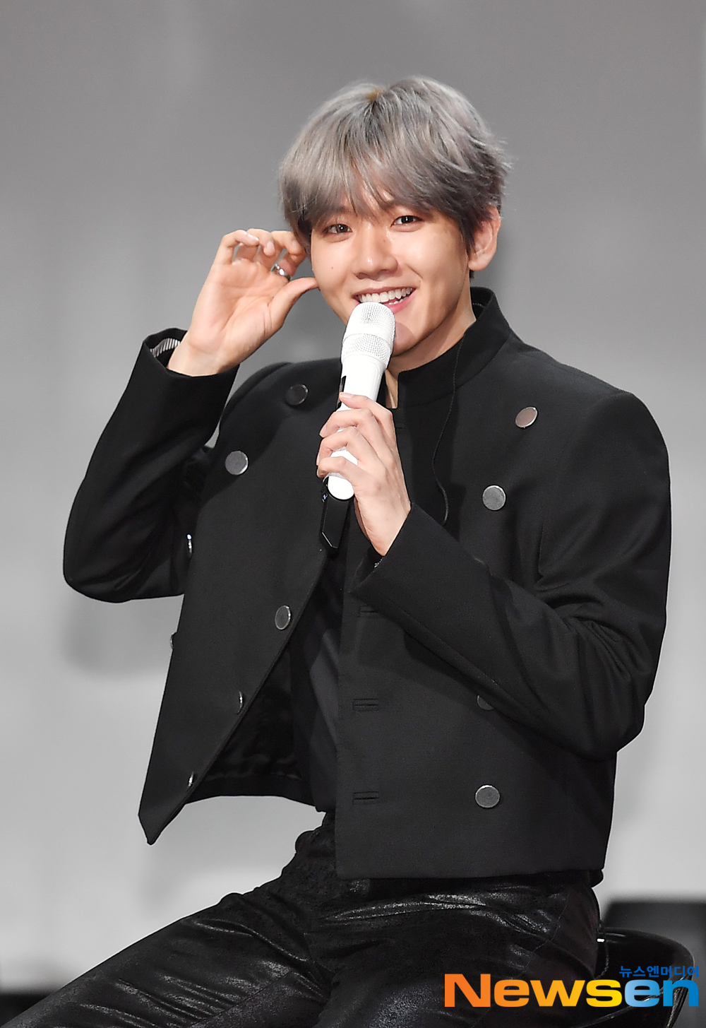 Exo Baekhyuns first solo album showcase was held at SAC Art Hall in Samsung-dong, Gangnam-gu, Seoul on July 10Baekhyun is responding to the interview.Baekhyuns first mini-album City Lights will be released today at 6 p.m. on various music sites, including the title song UN Village (UN Village), Stay Up (Stay Up), Betcha (Betcha), Ice Queen (Ice Queen), Diamond (Diamond),  Psycho (Psycho) is composed of six songs, and you can meet Baekhyuns outstanding vocals and sensual music worldexpressiveness
