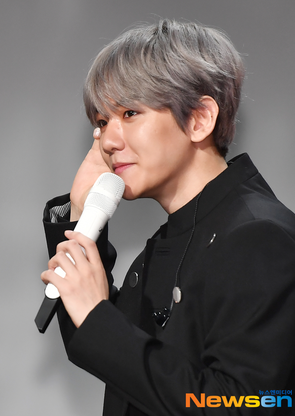 Exo Baekhyuns first solo album showcase was held at SAC Art Hall in Samsung-dong, Gangnam-gu, Seoul on July 10Baekhyun is responding to the Interview.Baekhyuns first mini-album City Lights will be released today at 6 p.m. on various music sites, including the title song UN Village (UN Village), Stay Up (Stay Up), Betcha (Betcha), Ice Queen (Ice Queen), Diamond (Diamond),  Psycho (Psycho) is composed of six songs, and you can meet Baekhyuns outstanding vocals and sensual music worldexpressiveness