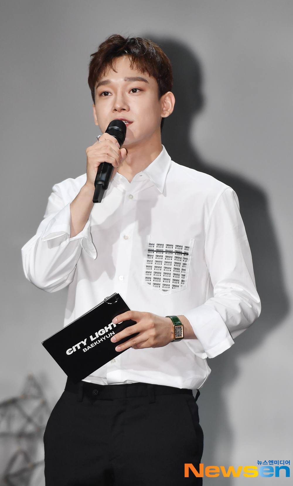 EXO Baekhyuns first solo album Showcase was held at SAC Art Hall in Samseong-dong, Gangnam-gu, Seoul on July 10Chen took charge of the proceedings on the day.Baekhyuns first mini-album, City Lights, will be released today at 6 p.m. on various music sites, including the title song UN Village (UN Village), Stay Up (Stay Up), Betcha (Betcha), Ice Queen (Ice Queen), Diamond (Diamond) Almond), Psycho (Psycho) and six songs, you can meet Baekhyuns outstanding vocals and sensual music worldexpressiveness