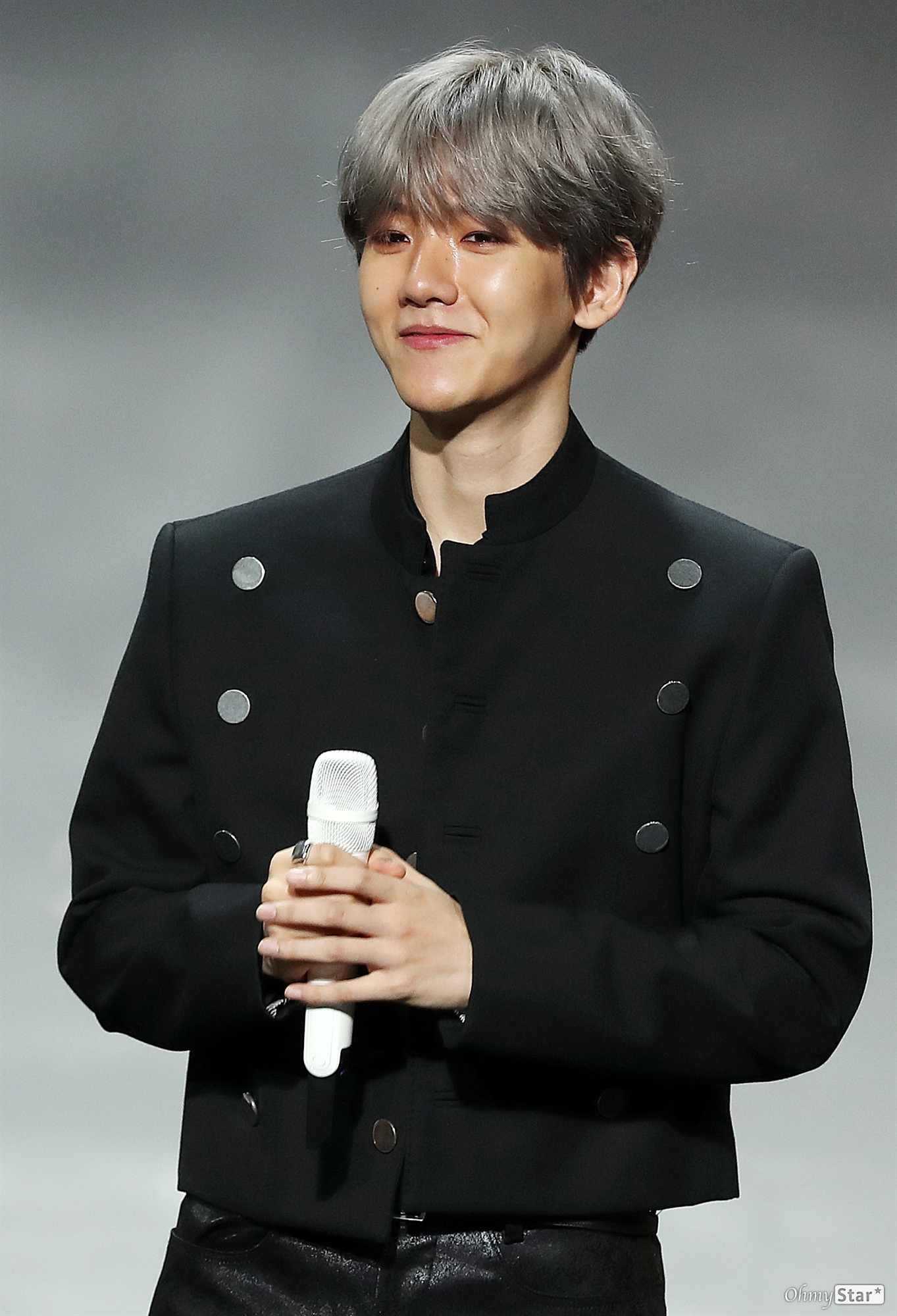 The title song, United Nations Village, is a love song that expresses a romantic time looking at the moon with a lover on the United Nations Village hill like a scene of a movie.