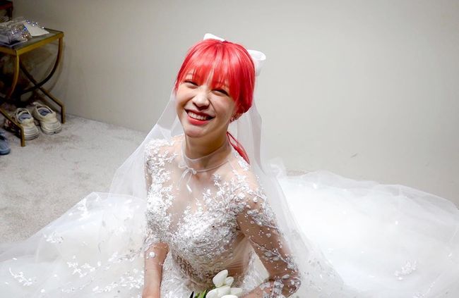 Talent Choi Ye-seul has revealed the appearance of Wedding Dress ahead of his marriage.Choi posted a picture on his instagram on the 9th, along with an article entitled If you are curious about the reaction of G.O brother, please come to YouTube channel.In the open photo, Choi is smiling brightly in a Wedding Dress. Choi is perfect in a slender body.Especially, Choi Ye-seul is proud of his youthful charm with his distinctive red hair.Choi Ye-seul will ring the wedding march in September with G.O from the group MBLAQ.Choi Ye-seul Instagram