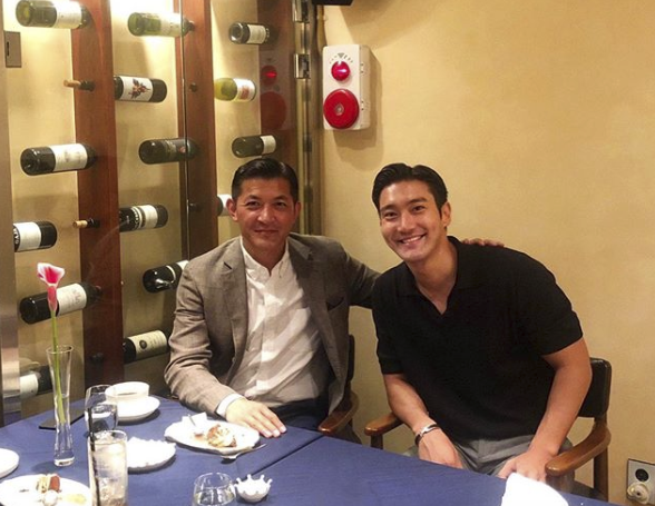 Super Junior Choi Siwon met Hong Jeong-wook, a businessman.Choi said on his SNS on the 9th, Meetings with those who pioneered new things are always a great inspiration and inspiration.I think the Top Model and pioneering position of new things will be the same, even if the field is different. I will try hard to develop Korean pop culture!Another Top Model and vision!In the photo, Choi Siwon sits side by side with Hong Jung-wook, a businessman, and takes a certified shot of enjoying his meal. The two of them are making the viewers feel happy with their profound fashion.Even if it is a blood relationship, it is a good-looking resemblance that attracts attention. TVXQs strongest Changmin also wrote Hull ... resembled.Hong, a former Stanford law school graduate, is the son of an elderly actor, Nam Gung-won, who was the 18th National Assembly member and chairman of the Herald Media and Organica; and is now a businessman and social activist.But rumors of a return to politics have also arisen.Choi Siwon recently received the love of viewers by playing the role of the male protagonist Yang Jung Kook in the KBS2 drama People!In recent years, he has been leading the way in good faith by going to volunteer activities in Malaysia.SNS