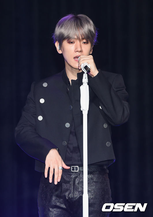 On the afternoon of the 10th, EXO Baekhyuns first solo album City Lights showcase was held at SAC Art Hall in Samseong-dong, Gangnam-gu, Seoul.EXO Baekhyun is playing the stage.