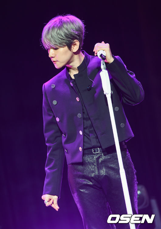 On the afternoon of the 10th, EXO Baekhyuns first solo album City Lights showcase was held at SAC Art Hall in Samseong-dong, Gangnam-gu, Seoul.EXO Baekhyun is playing the stage.