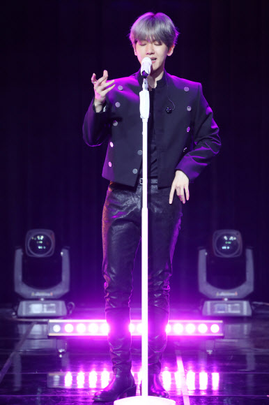 If EXO appeals to sexy with performance, my album seems to appeal to sexy with a voice.Baekhyun (27, and Baekhyun), who released his first solo album in his debut seven years, spoke about his musical differences as a solo member of EXO and solo in his solo debut showcase at SAC Art Hall in Samseong-dong, Seoul on the 10th.Baekhyun spoke of the difference only in his first solo album, but he strongly expressed his belonging from the title of the album.The title, City Lights, also means the superpower light he plays among EXOs superpower concepts that have been going on since his debut.The title song United Nations Village (UN Village) is an R&B genre in which rhythm and string sound are harmonized.Hannam-dong United Nations Village expressed a romantic time looking at the moon with a lover on a hill near the village.When I first heard the title, I thought of the name of the apartment first, and it was called United Nations Village where the nearby Hannam-dong villa was gathered.I accepted it interestingly because it is a lyrics that will cause curiosity, What is the United Nations Village?I didnt want to be a title in my agency, but when I wanted to be a song, he gave me an opinion.Most of the songs in all six songs, including the title song, were filled with R & B genres.Adrian McKinnon, who made EXOs Lotto and Gravity, participated in the Ckad dreamy R&B song Stay Up, Urban Beat Hip-Hop R&B song Betcha, which was created by hitmaker Kenji and production team Stereotypes, and London Noise, a British production team. Ice Queen, etc.Baekhyun did not make his first solo album, writing and composing. There are many more people than me, he said.I once went to Top Model and was rejected by the company. After nagging, I practiced more what I was good at, so I focused on vocals and dance.I thought it was a priority to show stability as a player by developing his skills. He is a member of the most popular group EXO, EXO - Chenbak City, and has been recognized as a vocalist through collaboration with various artists.This expectation of Baekhyun proved to be the number of 400,000 pre-orders for this album. It is so amazing because it is an unimaginable number.I think Ill believe it if I see it myself.The teams future was also questioned: the eighth year of their debut, the transition period for EXO, and Siu Min and Dio, two members, had recently joined the army in succession.I think we should be happy with our members as we are now, said Baekhyun. Without friendship between our members, we have not been able to come so far.I think someone else can fill it up as it is now. There is not a long period of time to concentrate on solo activities.EXOs fifth solo concert is waiting for the upcoming 19-21, 26-28 days at the Seoul Olympic Park KSPO Dome (formerly Gymnastics Stadium).Baekhyun will also perform solo at the concert.He also appeared on Top Model as a solo singer, and he wanted to be Memory to fans and the public as a singer.I want to be a singer in someones memory, so you can say, Baekhyun, I know.So I keep doing Top Model.