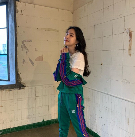 On the 10th, Son Na-eun posted several photos of his Tracksuit on his instagram.In the photo, Son Na-eun is wearing a white T-shirt slightly, revealing his belly button and abs, and expressing his active appearance in green Tracksuits.The sexy and cute charm that has been shown through leggings fashion is impressive.Fans are praised for saying, Who the hell has such a perfect fit, but this sister is really Wow, and the Tracksuits are so eely.