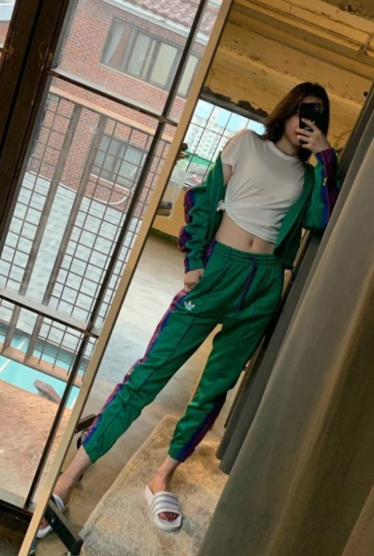 On the 10th, Son Na-eun posted several photos of his Tracksuit on his instagram.In the photo, Son Na-eun is wearing a white T-shirt slightly, revealing his belly button and abs, and expressing his active appearance in green Tracksuits.The sexy and cute charm that has been shown through leggings fashion is impressive.Fans are praised for saying, Who the hell has such a perfect fit, but this sister is really Wow, and the Tracksuits are so eely.