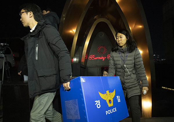 ⓒ연합뉴스 2월14일 서울지방경찰청 광역수사대가 클럽 ‘버닝썬’에 대한 압수수색을 마친 후 압수 물품을 가지고 나오고 있다.