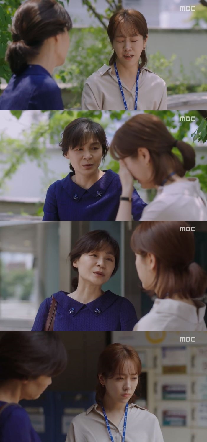 Gil Hae-yeon of Spring Night comforted daughter Han Ji-min.In the MBC drama Spring Night (directed by Ahn Pan-seok, and the play by Kim Eun), which was broadcast on the 10th, Hyung-sun (Gil Hae-yeon) was shown visiting Choi Jung-in (Han Ji-min).Choi Jung-in was in conflict after seeing the depressing figure of Ji Ho (Jeong Hae-in) after hearing the news of Eun-woo (Hian).I had to throw the words to Kiseok (Kim Jun-han) to mean reunion.It was the mothers sentence to comfort her sagging daughter, Choi Jung-in.You are not better than him, I am worse if I can not, he said to Choi Jung-in, and said to his daughter, I raised a child, and he is at least older than you.Choi Jung-in was able to laugh at the end of the line.