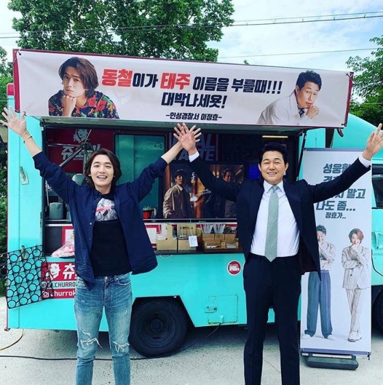 Actor Jung Kyung-ho has certified a snack car sent by director Lee Jung-hyo, who made a connection through the OCN drama Life on Massu Engira Masilamani.Jung Kyung-ho posted a picture on his instagram on the 10th with an article entitled Good drink, director Jeong Hyo.In the open photo, Jung Kyung-ho is standing side by side in front of a snack car with actor Park Sung-woong, and is laughing all the time. Jung Kyung-ho and Park Sung-woong appeared in Life on Massu Engira Masilamani and made a relationship with director Lee Jung-hyo.The two of them will be breathing again through TVNs new drama When the Devil Calls Your Name following Life on Massu Engira Masilamani.Netizens are showing their expectation that they are expecting drama, supporting this drama, and having fun.On the other hand, When the Devil Calls Your Name is a soul-secured comic fantasy that plays a life-long game ahead of the expiration of the contract by star composer Harip, who sold his soul to the devil.