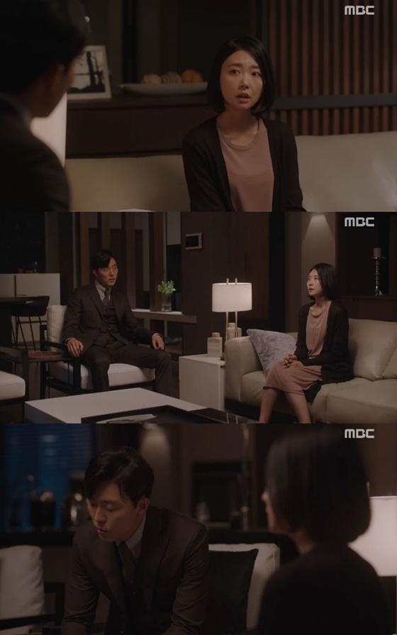 Han Ji-min of the drama Spring Night confessed his hard heart with tears.In the MBC drama Spring Night (playplayplay by Kim Eun, directed by Ahn Pan-seok), which was broadcast on the afternoon of the 10th, it included the images of Choi Jung-in (Han Ji-min) and Yoo JiHo (Jeong Hae-in), who entered the cooling season.Yoo JiHo expressed his uneasiness to Choi Jung-in in a drunken manner: Will you throw us away too, Choi Jung-in?I asked in a trembling voice: Lee Jung-in, who was asked an unexpected question, looked embarrassed.The next day, Yoo JiHo called Lee Jung-in and said, Are you angry? I know you made a mistake. I dont usually do it.Lee Jung-in replied that he would like to see you at the cafe, and the two had time to talk to each other at the cafe.Yoo JiHo said, I know it sounds like an excuse, but its so drunk that I really think of Choi Jung-in?I am so sorry, I have never thought of it for a moment. Choi Jung-in said, I have never imagined it.The frank feeling I got was, Isnt this Choi Jung-in the same thing?I didnt think that Mr. JiHos wound would have healed without trace just because it was over time. Im not Mr. JiHo.Ive talked a lot, Yoo JiHo is greedy. I think I jumped out of the way because of that greed. Yoo JiHo tried to express his sincerity as much as possible to this struggling Choi Jung-in.But Lee Jung-in said, Im not saying its because of me to get you in trouble. I love you. I thought it would be self-inflicted.But JiHos past is so rough that it pops out for a while. Like I was caught trying to turn away. So I knew.Meanwhile, he delivered his firm intention to Nam Si-hoon (Lee Mu-saeng), a Seo-yool Lee (Lim Sung-eon). Nam Si-hoon said, I will never divorce.So, Seo-young Lee said, I am divorced. The question is whether you are a simple divorcee who gave up all your parental rights, custody, habitual assault, sexual assault.Choose, he said firmly.Nam Si-hoon was kicked out of the house and grabbed the door to close, saying, Yes, divorce. But only until the child is born. You do not know preaching? Its all for you.Wheres the repair - you dont deserve to see a child, the Seo-yool Lee said, closing the door.