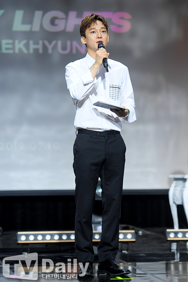 Showcase, which commemorates the release of the group EXO Baekhyuns first solo album, City Lights, was held at SAC Art Hall in Samseong-dong, Gangnam-gu, Seoul on the afternoon of the 10th.EXO Chen, who attended the showcase on the day, is greeting.The album included a total of six songs, including the title song United Nations Village, Stay Up, Betcha, Ice Queen, Diamond and Psycho.Baekhyuns first solo album title song, United Nations Village, is an R&B song in which groovy beats and string sounds are harmonized, a romantic love song with sensual lyrics.EXO Baekhyun solo showcase