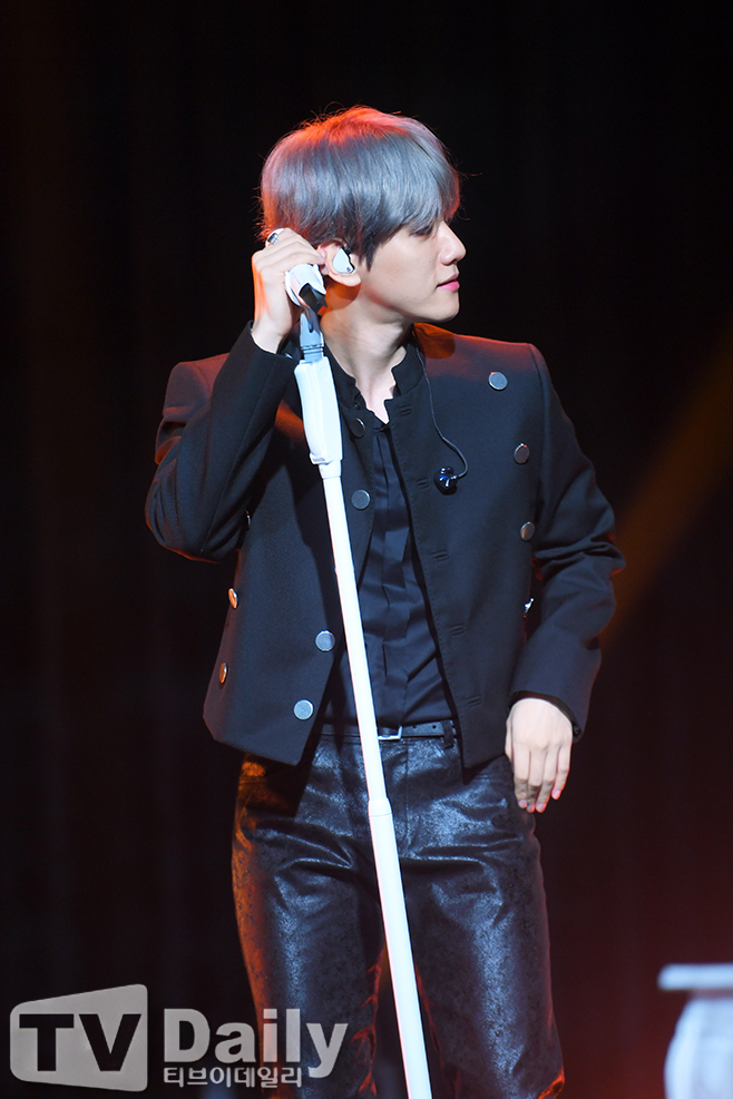 Showcase, which commemorates the release of the group EXO Baekhyuns first solo album, City Lights, was held at SAC Art Hall in Samseong-dong, Gangnam-gu, Seoul on the afternoon of the 10th.EXO Baekhyun, who attended the showcase on the day, is releasing a new song.The album included a total of six songs, including the title song United Nations Village, Stay Up, Betcha, Ice Queen, Diamond and Psycho.Baekhyuns first solo album title song, United Nations Village, is an R&B song in which groovy beats and string sounds are harmonized, a romantic love song with sensual lyrics.EXO Baekhyun solo showcase