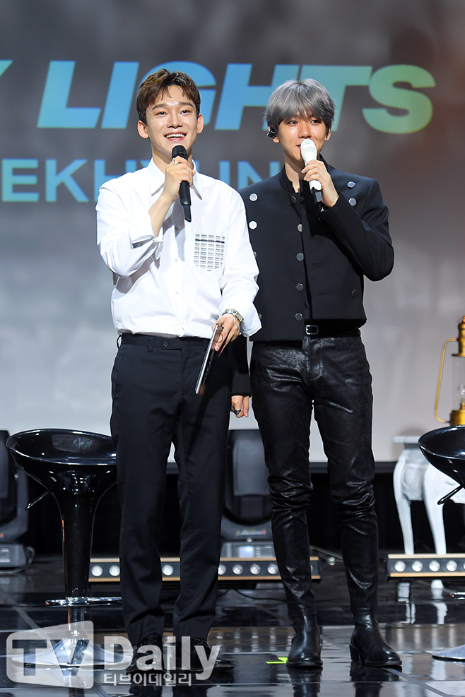 Showcase, which commemorates the release of the group EXO Baekhyuns first solo album, City Lights, was held at SAC Art Hall in Samseong-dong, Gangnam-gu, Seoul on the afternoon of the 10th.EXO Chen and Baekhyun attending the showcase are greeting.The album included a total of six songs, including the title song United Nations Village, Stay Up, Betcha, Ice Queen, Diamond and Psycho.Baekhyuns first solo album title song, United Nations Village, is an R&B song in which groovy beats and string sounds are harmonized, a romantic love song with sensual lyrics.EXO Baekhyun solo showcase