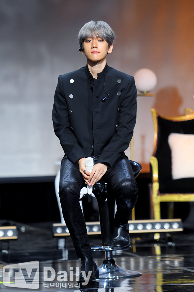 Showcase, which commemorates the release of the group EXO Baekhyuns first solo album, City Lights, was held at SAC Art Hall in Samseong-dong, Gangnam-gu, Seoul on the afternoon of the 10th.EXO Baekhyun, who attended the showcase on the day, is looking at the reporters.The album included a total of six songs, including the title song United Nations Village, Stay Up, Betcha, Ice Queen, Diamond and Psycho.Baekhyuns first solo album title song, United Nations Village, is an R&B song in which groovy beats and string sounds are harmonized, a romantic love song with sensual lyrics.EXO Baekhyun solo showcase