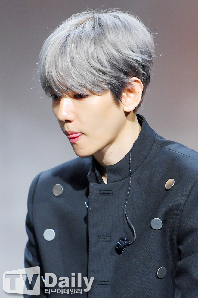 Showcase, which commemorates the release of the group EXO Baekhyuns first solo album, City Lights, was held at SAC Art Hall in Samseong-dong, Gangnam-gu, Seoul on the afternoon of the 10th.EXO Baekhyun, who attended the showcase on this day, is listening to the song.The album included a total of six songs, including the title song United Nations Village, Stay Up, Betcha, Ice Queen, Diamond and Psycho.Baekhyuns first solo album title song, United Nations Village, is an R&B song in which groovy beats and string sounds are harmonized, a romantic love song with sensual lyrics.EXO Baekhyun solo showcase