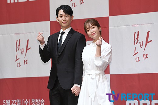 The Spring Night starring actor Jung Hae-in Han Ji-min recaptured the top spot on TV.According to Good Data Corporation, MBCs tree drama Spring Night won the first place in the TV-fired drama category in the first week of July, which was the first time in six weeks.Spring Night is a thrilling romance drama in which two men and women, Yoo Ji-ho (Jeong Hae-in) and Lee Jung-in (Han Ji-min) visit the love of the whole world.In particular, Jung Hae-in and Han Ji-min, who are appearing in Spring Night, were named first and second in the topical category of performers, respectively.Following Spring Night, the second place was tvNs Asdal Chronicles, the third place was tvNs WWW to enter the search word, the fourth place was tvNs 60-day designated survivor, and the fifth place was OCNs Watcher.Among them, the topical score recorded by the Asdal Chronicle was the lowest topical score ever among the data generated during the airing period.Expectations were formed before the broadcast because Watcher is a new work by director Ahn Gil-ho, who directed TVN Secret Forest, and actor Han Seok-gyus return to the drama.After the broadcast, it was well received for its high-quality production and the breathing of the actors.Meanwhile, Spring Night will end on the 11th.