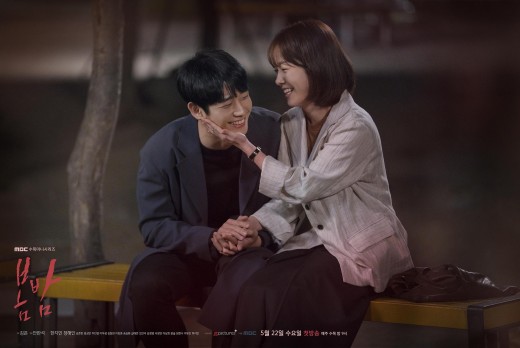 The Spring Night starring actor Jung Hae-in Han Ji-min recaptured the top spot on TV.According to Good Data Corporation, MBCs tree drama Spring Night won the first place in the TV-fired drama category in the first week of July, which was the first time in six weeks.Spring Night is a thrilling romance drama in which two men and women, Yoo Ji-ho (Jeong Hae-in) and Lee Jung-in (Han Ji-min) visit the love of the whole world.In particular, Jung Hae-in and Han Ji-min, who are appearing in Spring Night, were named first and second in the topical category of performers, respectively.Following Spring Night, the second place was tvNs Asdal Chronicles, the third place was tvNs WWW to enter the search word, the fourth place was tvNs 60-day designated survivor, and the fifth place was OCNs Watcher.Among them, the topical score recorded by the Asdal Chronicle was the lowest topical score ever among the data generated during the airing period.Expectations were formed before the broadcast because Watcher is a new work by director Ahn Gil-ho, who directed TVN Secret Forest, and actor Han Seok-gyus return to the drama.After the broadcast, it was well received for its high-quality production and the breathing of the actors.Meanwhile, Spring Night will end on the 11th.