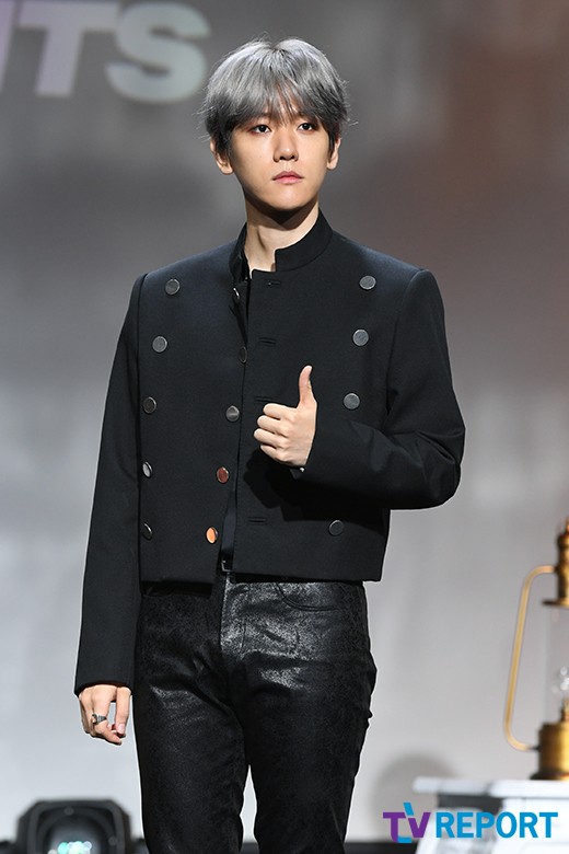 Baekhyun of the group EXO poses at a showcase commemorating the release of his first solo album City Lights City Lights at SAC Art Hall in Samsung-dong, Gangnam-gu, Seoul on the afternoon of the 10th.Baekhyuns first mini-album City Lights consists of six songs, including the title song UN Village (UN Village), Stay Up (stay-up), Betcha (betcha), Ice Queen (ice queen), Diamond (diamond), and Psycho (psycho). You can meet Hyuns outstanding vocals and sensual music world.